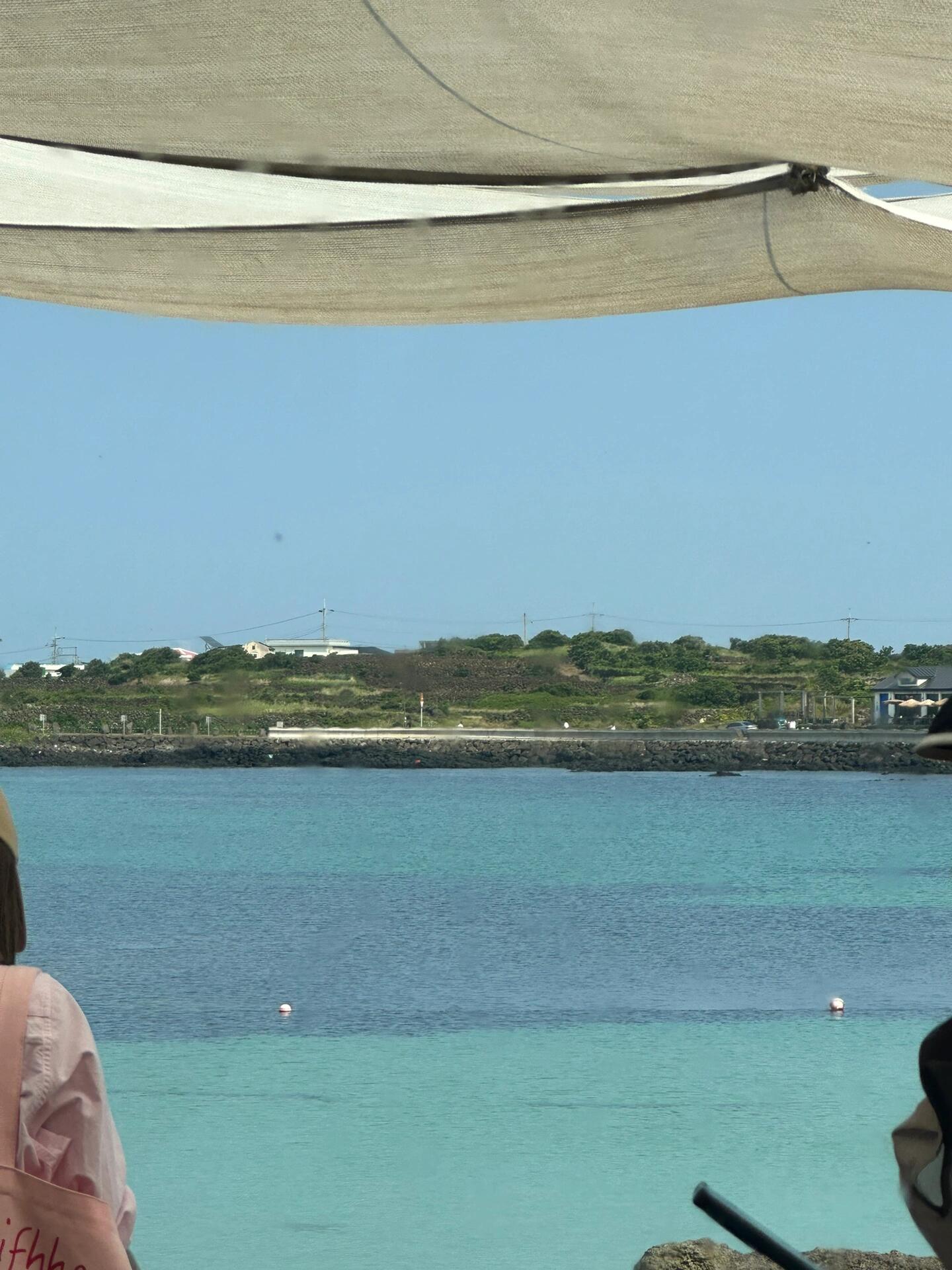 
                        jeju day3 牛島+城山日出峰??牛島超級好拍???環島一圈隨便停一處??都是好看的海景！但是要做好防曬工作！那天我們是帽子+袖套or防曬服+防曬噴霧狂噴！！感覺是牛島最怕曬傷的人.. 前段時間曬傷蛻皮真的怕了城山日出峰??就在牛島回來港口的邊上 趕上最后的夕陽 意外的出片！逆光拍的照片真的美！#韓國濟州島 #牛島 #城山日出峰