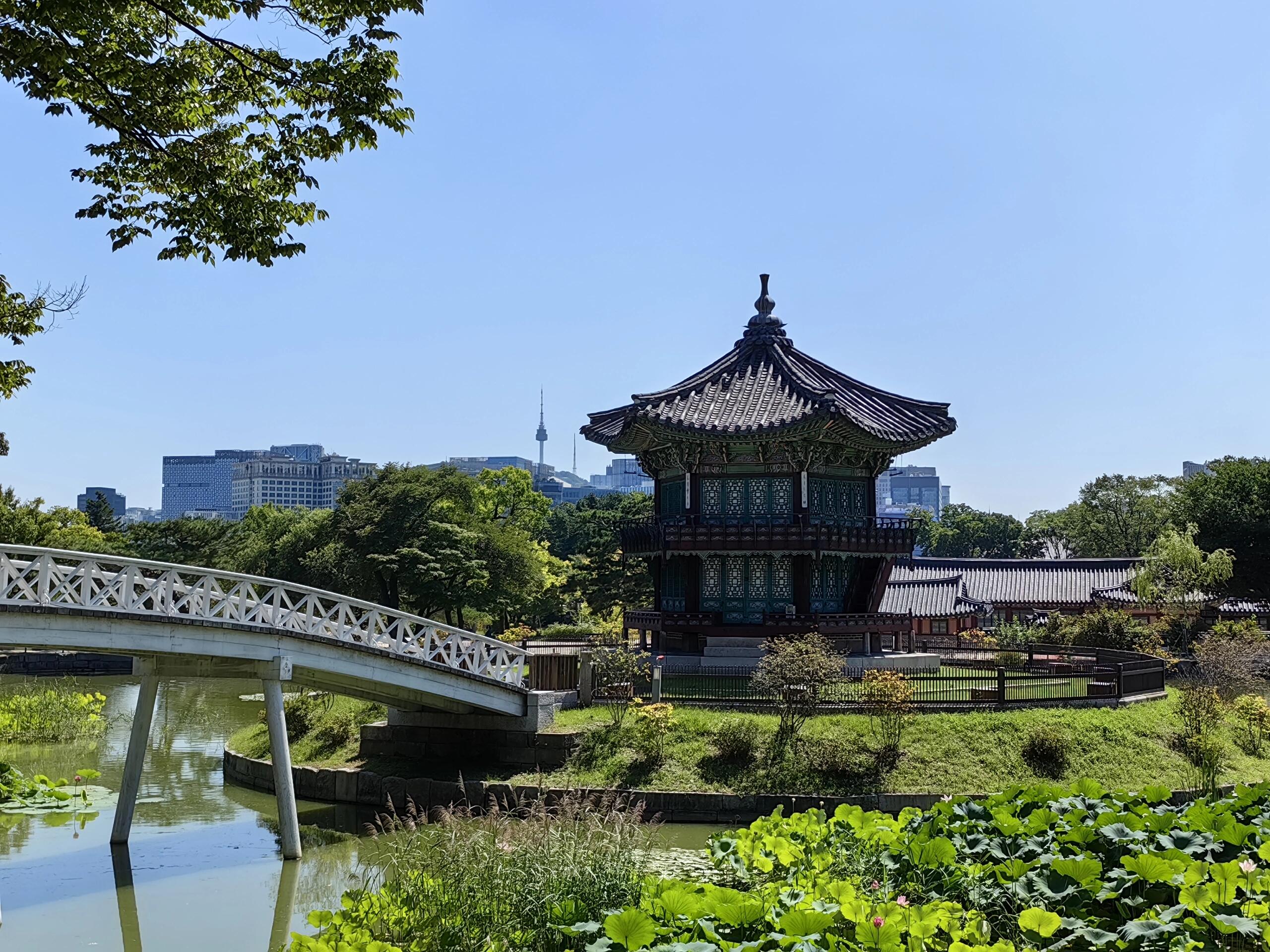 
                        景福宮#景福宮 縮小版的皇宮，泥沙地，隨便逛逛也不錯哦~??很多人都會租韓服進去參觀和拍照??，感覺超有氛圍感~自動講解機大概16元人民幣一臺，性價比還不錯??逛到盡頭直接出去就是民宿博物館和青瓦臺，不租講解機的話可以直接去下一個景點參觀哦~???♀????♂?