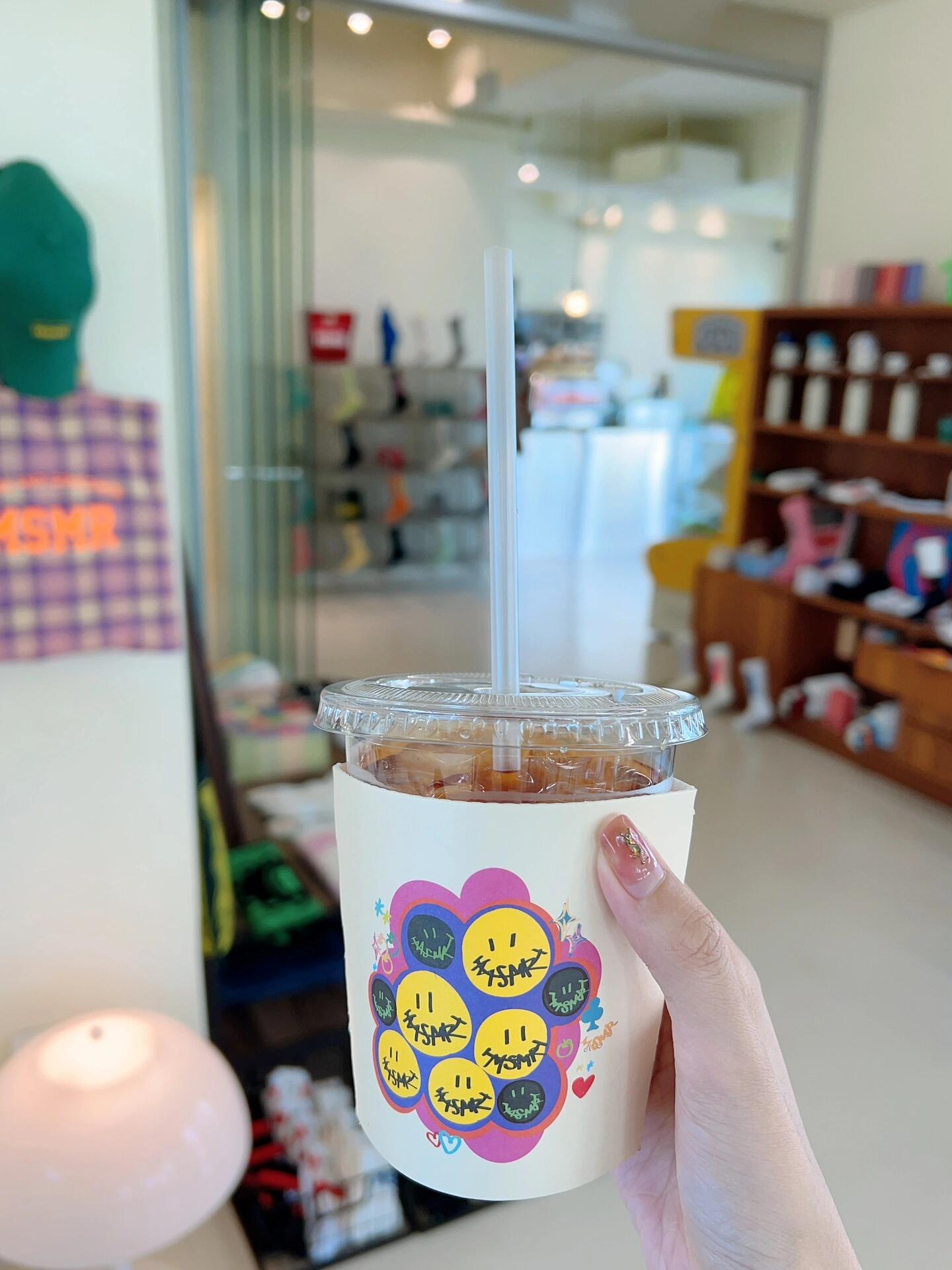
                        ???? 梨泰院 潮牌MSMR襪子店店名的意思是 Ladies and Gentlemen 的縮寫一進門就能感受到——海底撈級別的服務1?? 迎賓茶水（見最后一張圖）??2?? 免費WiFi??3?? 提供iPad展示襪子上腳效果??挑選好襪子??后：1?? 讓你選貼紙??2?? 讓你選包裝盒??3?? 讓你選手提袋???在韓國，買雙襪子也能體驗滿滿的儀式感?整個選購過程完全不會打擾你，隨便拍照，隨便看??非常適合社恐人士來打卡??而且這家店的帆布袋和杯子都超好看，值得一去??#韓國生活 #襪子 #梨泰院 #購物體驗 #潮牌 #打卡圣地