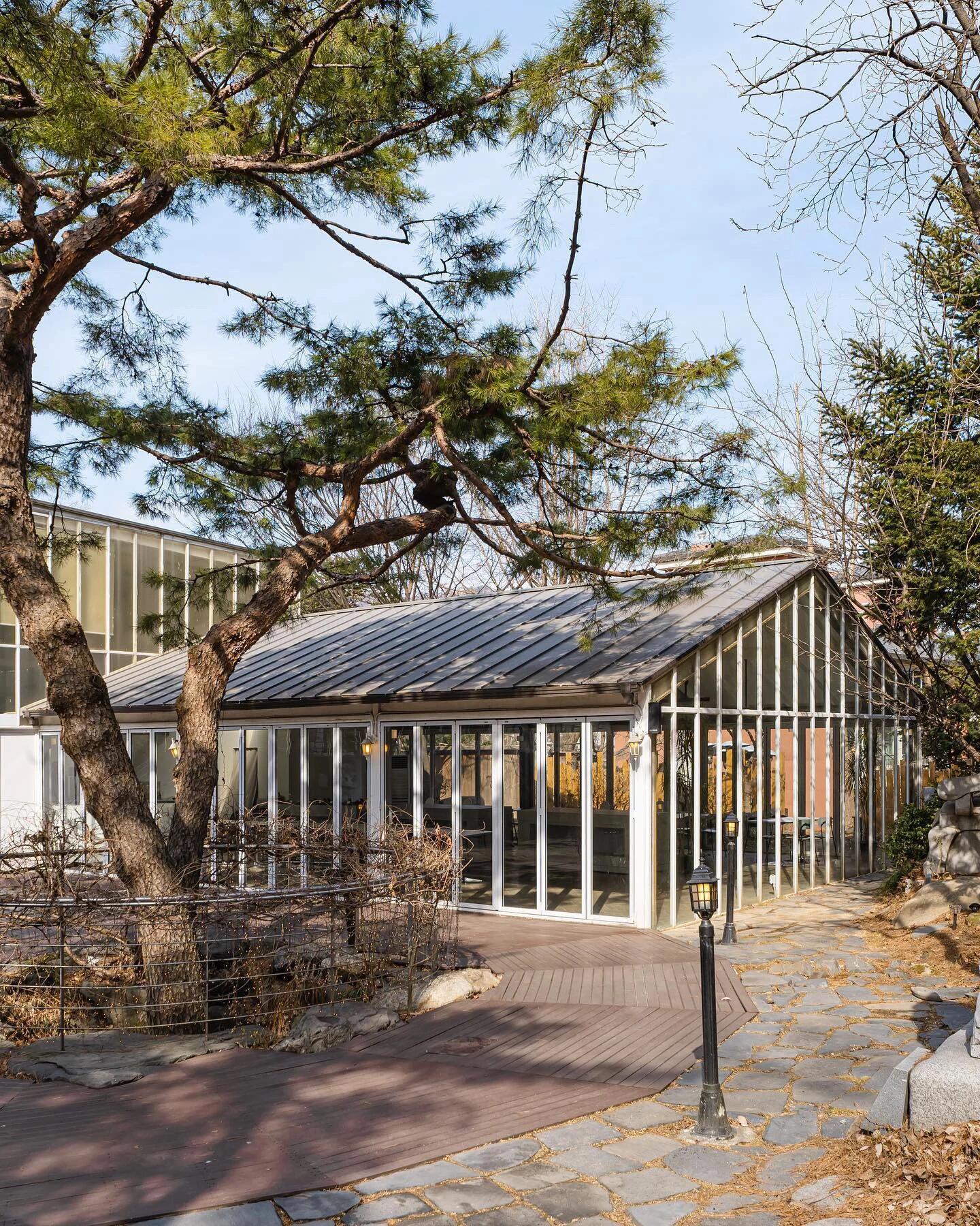 
                        Lehans咖啡館+餐廳+畫廊+婚禮場地復合空間咖啡館+餐廳+畫廊 打造多樣復合型空間Lehans位于韓國首爾，是一家不僅售賣咖啡的多功能場所。這里不僅是咖啡館，還兼具餐廳、酒吧、畫廊和展廳的功能，致力于在快節奏的現代生活中，為人們提供一個放慢腳步、放松享受的綜合文化藝術空間。這個地方不僅僅是一個咖啡館，更是一個充滿文化和藝術價值的復合空間，希望人們在這里能夠自由呼吸，放松思考。為了更好地利用空間，這里還為自由創作者提供辦公空間、展覽空間，甚至是花藝、咖啡、酒類培訓課程的場地。?? 悠悠綠草地，盡情享受花園的沉思時光 ??#店面設計 #COTD咖啡探店 #韓國咖啡廳 #咖啡 #探店 #韓國咖啡店 #韓國探店咖啡廳 #韓國探店 #韓國咖啡店設計 #咖啡店設計 #網紅咖啡 #網紅咖啡店 #韓國高顏值咖啡館 #首爾探店 #首爾 #首爾咖啡廳 #首爾高顏值咖啡館 #首爾咖啡店 #首爾咖啡廳探店 #首爾好店 #咖啡館 #咖啡店設計 #韓國咖啡店 #高顏值咖啡館推薦 #空間美學 #空間設計 #文化藝術空間 #復合文化空間 #軟裝搭配