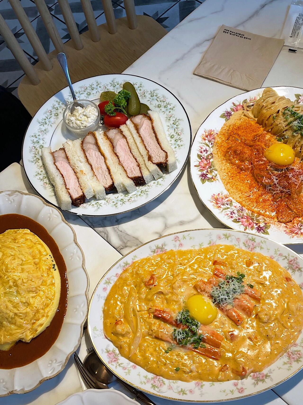 
                        韓國美食探店 | 圣水Seongsu閣樓的美味探秘 ???這家店鋪簡直是美食愛好者的天堂！??????????每一口都是前所未有的美妙滋味！?? 必嘗推薦：- 辣奶油意大利面、蛋包飯、豬排三明治?? 我的心頭好無疑是辣奶油意大利面奶油香滑不膩口，讓人欲罷不能??里面的大蝦，個頭十足，超級滿足！?? 蛋包飯上桌前，服務員會詢問是否需要拍照照片拍好后，他們會幫你優雅地切開滑嫩的蛋皮每一口都是滿滿的幸福感！?? 豬排三明治的豬排外觀可能讓你覺得干硬但實際上一點也不，肉質鮮嫩，外皮酥脆面衣輕薄，吃起來絕不油膩！以上是我作為韓國特派員的誠摯推薦，臺灣的小伙伴們也快來嘗嘗吧???? 地址：地鐵2號線圣水站? 營業時間：周一至周日 12:30-21:00?? Instagram：#韓國 #韓國美食 #首爾美食 #美食探店 #韓國甜點 #咖啡廳 #食記 #美食日記 #美食分享 #打卡熱點 #食在好味 #韓國旅行 #食尚玩家 ???????