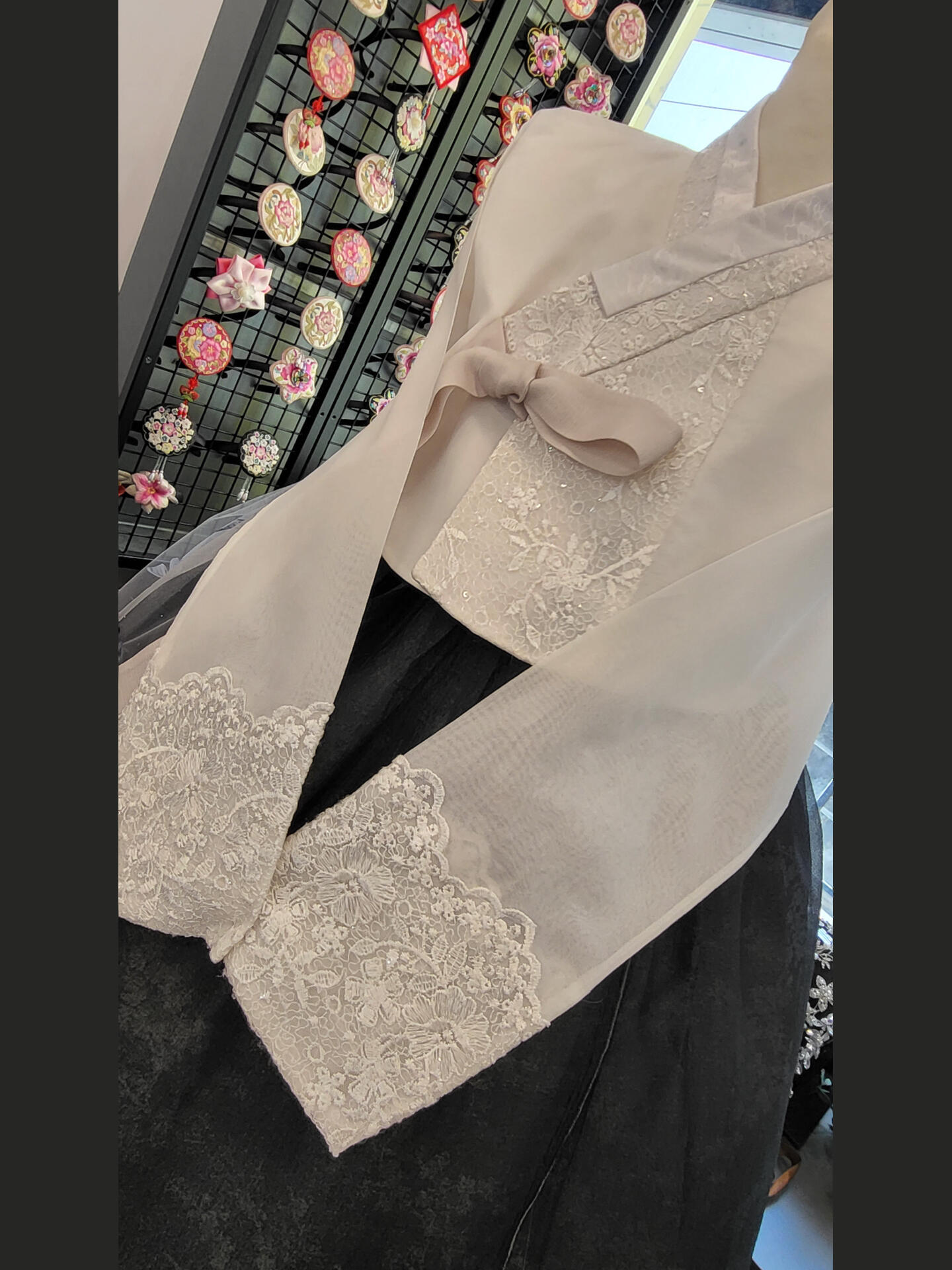 
                        景福宮????YES韓服新款穿搭分享大家好～這里是Yes韓服～今天為大家介紹的是新款韓服哦??為了迎接2023年的春天，我們特別制作了100多件全新韓服～之前備受歡迎的款式也進行了重新設計～如果有特別喜歡的布料，我們還會再次制作哦^ ^大家可以用同樣的費用體驗全新的韓服哦?今天要為大家介紹的韓服亮點是蝴蝶??看到這個布料后，我們想了很多設計方案～如果全部用蝴蝶裝飾，可能會顯得有些沉重，所以只在6個版本中的1個上使用了蝴蝶裝飾。蝴蝶采用的是立體模型設計，更顯高級～！搭配上衣的話推薦簡單款～～這樣會顯得更加精致和優雅??如果來韓國旅行的話，就來我們YES韓服一起體驗穿新韓服的旅程吧！營業時間：9:00～17:30（每周二不營業哦）????YES韓服的特色????1??店內所有的韓服都是兩位店長小姐姐親手制作噠～??沒有一件韓服是買入的哦～所以每一件韓服都承載了小姐姐們滿滿的心意^_^2??店內的環境超級超級干凈～！??店長小姐姐們都會每天把客人們穿過的衣服和飾品進行清洗和保養～??3??店內支持中文、英文、韓文和日文服務～??4??最重要的一點～！??我們店的店長小姐姐們真的超級溫柔親切～有什么問題的話可以隨時和小姐姐們溝通哦～????體驗小tip????1??景福宮每周二閉館，所以想要光臨的朋友們最好把日期錯開周二。每天下午五點之后禁止入場，所以早點出行可以有更多游玩參觀的時間喲～！2??女生韓服的種類：? 傳統韓服2個小時/1萬韓元（60元）? 高檔韓服2個小時/2萬-3萬韓元不等（120～180元）? 王后的款式2小時/3萬韓元（180元）男生的衣服種類有很多～根據不同的衣服種類，分為1.7萬韓元～3萬韓元（100-150元）兩個小時。我們店的時間是按照2小時為基礎～如果朋友們沒有在規定時間里歸還韓服的話，超時的費用是按照基本單位兩個小時計算哦～補款5000韓元（30元）就可以啦^_^3??店內提供免費的盤發服務，提供免費的傳統發帶、頭飾和福袋包包。店里也還有其他收費的一些飾品～！but~?? 店里不提供化妝服務和拍攝服務哦～^_^4??本店還會提供韓服坡跟鞋出租（3000韓元/18元），其他飾品也都供大家選擇（帽子，包包等），價格都是在3000-5000韓元不等～#景福宮#韓服 #韓服體驗
