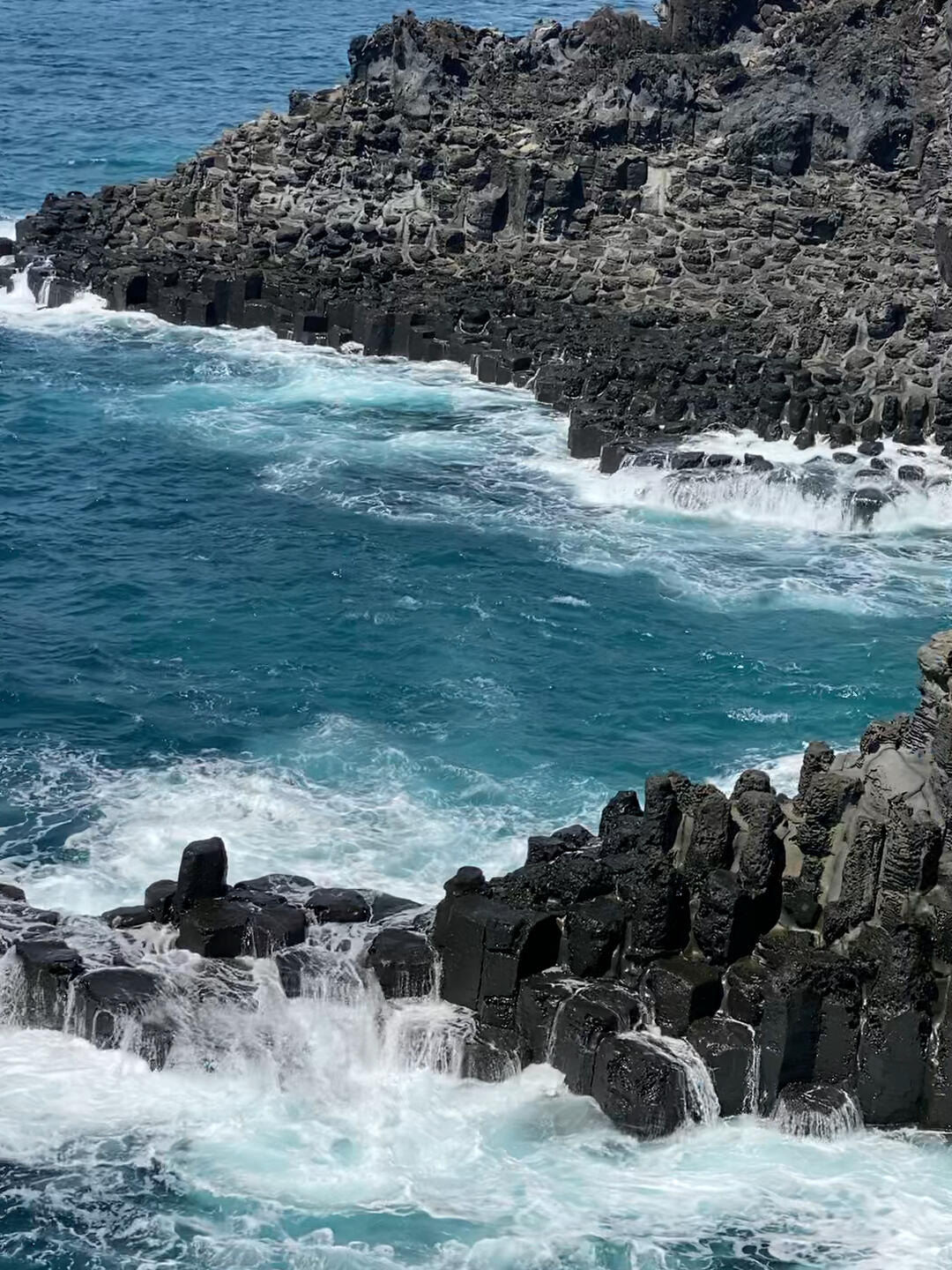 
                        西歸浦柱狀節理帶絕美原圖天氣真的超級重要哦！?? 大晴天的時候，海水會呈現出那種純凈的藍色，真的美到心醉！?? #濟州島 #柱狀節理帶 #西歸浦