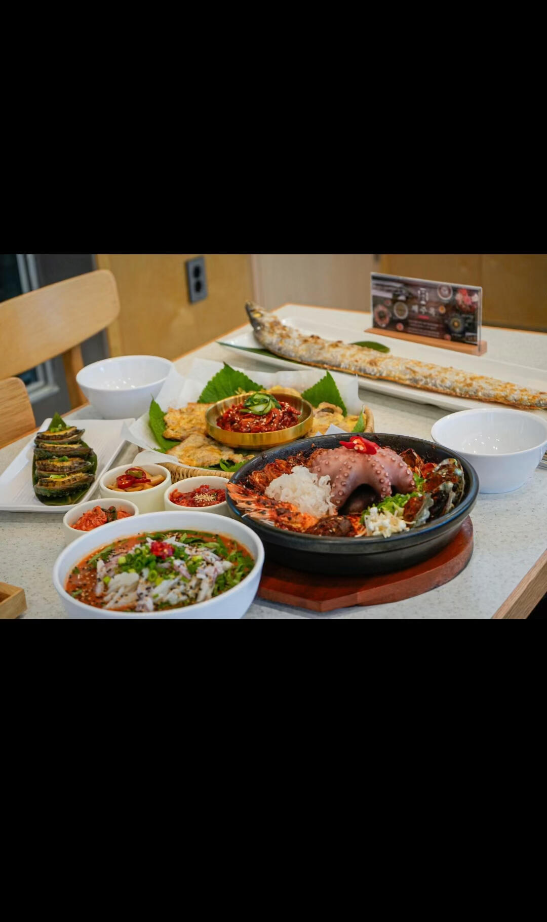 
                        濟州島西歸浦的帶魚料理專賣店你好呀～??在小紅書上分享“濟州島日常”的我是住在濟州島的“HWAN”這次久違地去了西歸浦發現了一家超想推薦的帶魚料理專賣店！雖然離濟州機場有點遠??但為了美食，跑遠一點也是值得的！這家店在濟州島已經有30年的歷史了，專做帶魚料理他們家的燉帶魚真的是又甜又好吃，超級推薦！??來濟州島一定要嘗嘗這道美食之一哦～除了帶魚，黑豬肉也是必試的美味！??如果有任何疑問，歡迎在評論區聯系我哦～?店名 : ??? ??????地址: ???? ????? 7 ??? ?? ?? 1??電話:0507-1311-8061?營業時間 : AM 10:00 - PM 21:00?最后點餐時間: PM 20:00?推薦料理 : ?????? (約10萬韓元)#濟州島 #濟州島美食 #濟州#美食探店 #韓餐 #濟州島旅行#濟州島旅行攻略 #濟州島探店#韓國 #濟州島特種兵旅游 #濟州島自由行#100家探店計劃 #西歸浦 #美食分享