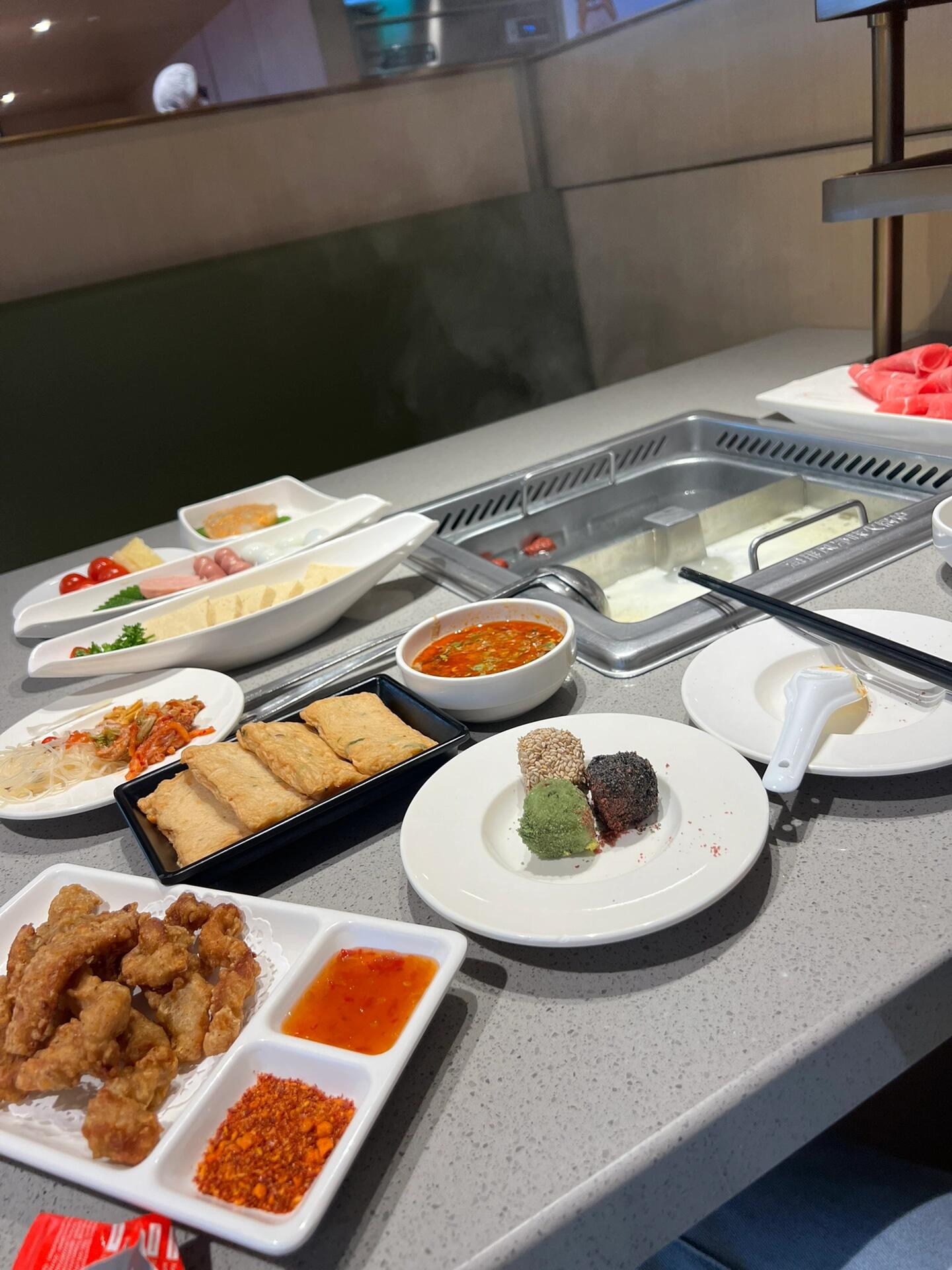 
                        【韓國美食探店】海底撈明洞店體驗趁著海底撈的中秋活動，一個人用餐在指定時間內享受69折優惠，果斷去試試啦！店里的服務員都會講中文，完全不用擔心語言不通的問題哦。這次嘗試了韓國特色的參雞湯鍋底，雞肉多又鮮嫩，強烈推薦一定要試試！不過醬料因為適應本地口味，和國內的稍有不同，第一次調的時候有點小失誤??。韓國的水果比較貴，所以這里沒有西瓜，而是用圣女果和罐頭水果替代。小菜有粉絲、泡菜等，特別的是還有年糕作為甜點，喜歡糯嘰嘰口感的朋友一定要試試各種味道哦。這是我第一次在海底撈不用排隊，體驗感超棒！而且明洞店還有美甲服務，姐妹們可以去享受一下！??味道：????環境：????推薦指數：?????#韓國美食 #一人食推薦 #一個人的旅行 #明洞探店 #韓國旅行必吃 ??????