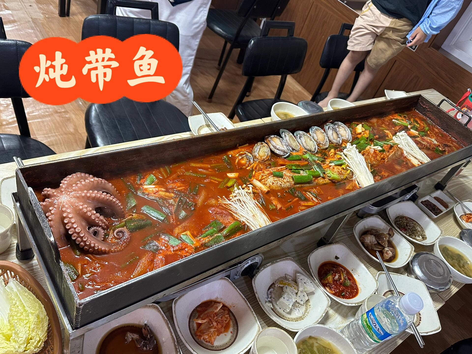 
                        濟州島｜吃吃喝喝紅黑榜！！????重要的寫在最前面：??1.去餐廳之前一定要看好營業時間，有餐廳都是周中有一兩天不營業的，寶子們別走空！！??2.另外本篇僅個人口味，寫出來給沒去過的寶子們參考，勿杠杠就是你對十分推薦去試試的紅榜：??【真情鮑魚海鮮湯 】濟州市區??強烈推薦！????????????推薦理由：鮑魚魚海鮮湯主打一個鮮活！第一次見在鍋里還會動的海鮮！推薦一定要去烤青花魚表皮焦脆，越嚼越香！!好吃！烤帶魚也好吃！????注意事項：老板會推薦你死貴的帝王蟹套餐，不建議買；另外鮑魚粥一般??【donsangdon炭火烤肉】烤肉（濟州市區）??強烈推薦：????????????推薦理由：愛吃肉的寶子們沖啊！炭烤厚切黑豬五花香迷糊了??！！！不愧是權志龍愛吃的店！沖！????注意事項：烤物只有豬肉喔??【豬八戒鐵筒烤肉】烤肉（咸德海水浴場）??推薦指數：??????????推薦理由：去了咸德海灘還饞烤肉，就去試了試也好吃！！但是donsangdon更好吃??！??【牛島王子面館】海鮮面好吃，略貴（牛島）??推薦指數：??????????推薦理由：海鮮面的湯很不錯！面也好吃，炸醬面也不錯，但是價格是真的不美麗??，應該是70～80一份面，考慮性價比的姐妹們退??【cu/711便利店】吃早餐的好地方/西梅汁要試試！??推薦單品：咖啡濃縮液+冰杯yyds，cu便利店deepwater西梅汁（便秘集美們一定要試！），各種方便面年糕速食，711漢堡也好吃不去也沒遺憾的黑榜：??【24小時脊骨湯】市區普普通通大脊骨，我的評價是不如回國吃點羊蝎子，當個普餐吃，不用特意吃??【濟州之星辣燉帶魚】價格刺客??（濟州市區）老板服務一般（也可能是個別店問題???）瞎推薦，燉帶魚里的除了帶魚，其他海鮮都難吃，菜也煮不熟…感覺人均200多沒吃飽，當了回冤大頭…??【bhc炸雞】齁甜齁膩??..不算特別好吃，想吃少點點嘗嘗；??【偶來市場】西歸浦普通的市場，小吃排隊人很多，味道好的不多，行程滿不建議特意去#濟州島 #濟州島美食 #韓餐 #游記
