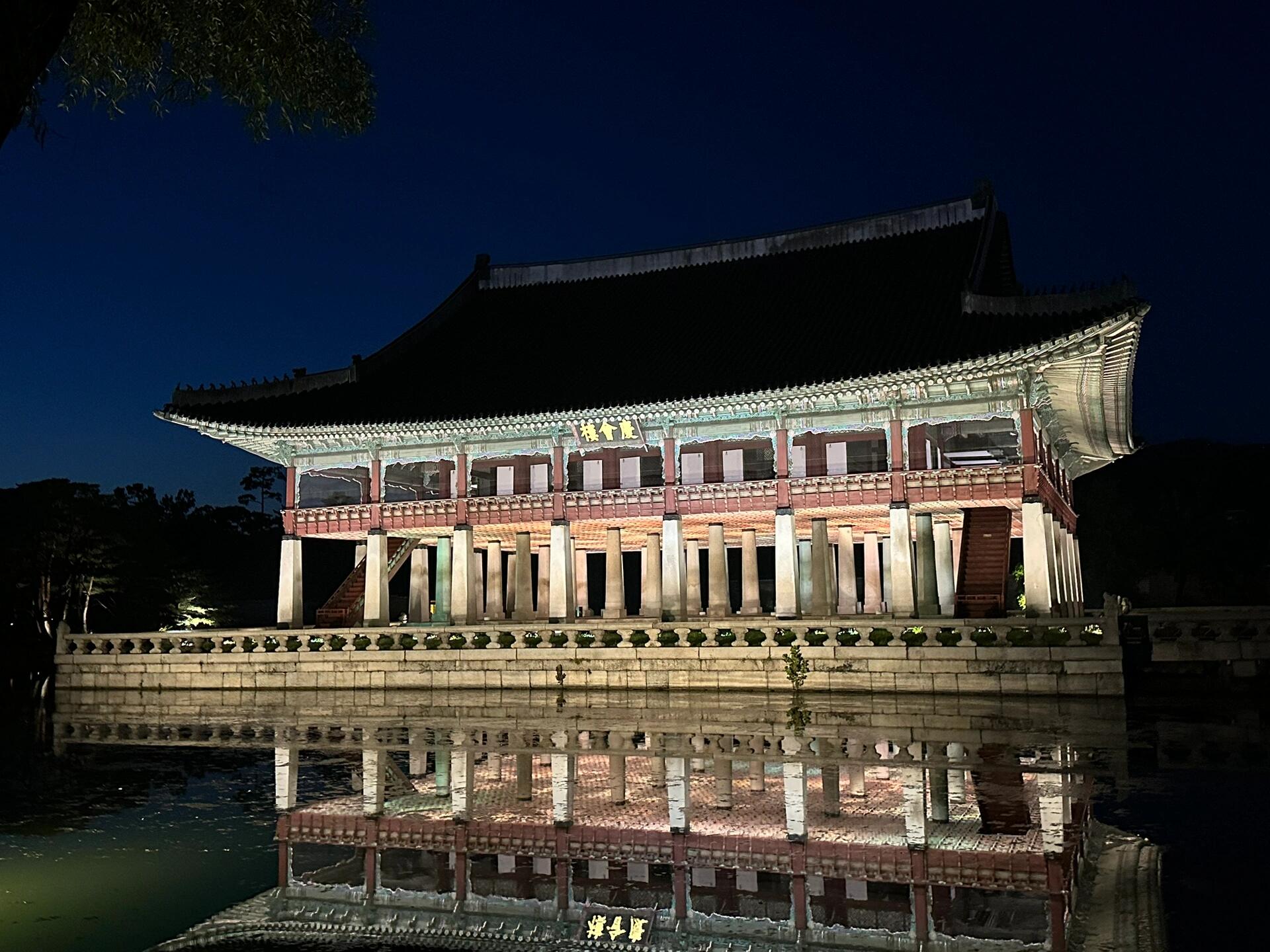 
                        夜游景福宮攻略?夜游景福宮活動從9月1日持續到10月29日。對于外國人來說，預約有點困難，但每天現場會留200張票給外國人（工作人員會數人數）。需要查看護照購買哦。從18:40開始在售票處排隊購買，提前去是不賣的。我四點多去想買票，結果不賣。后來掐點去排隊，18:40到的時候前面已經排了好多人，排隊又排了半個小時。景福宮對于中國人來說，可能會覺得有點失望，但如果把它當作公園來逛，還是非常不錯的。夜游增加了一點神秘氣息，票價也不貴，只要3000韓幣，順路的話可以去玩玩。一直好奇，穿韓服的話可以免費進入，那如果是外國人穿著韓服去的話，應該可以省去排隊買票的時間。（我懶得來回換衣服）#景福宮 #夜游景福宮 #韓國旅行 #首爾景點 #韓服體驗