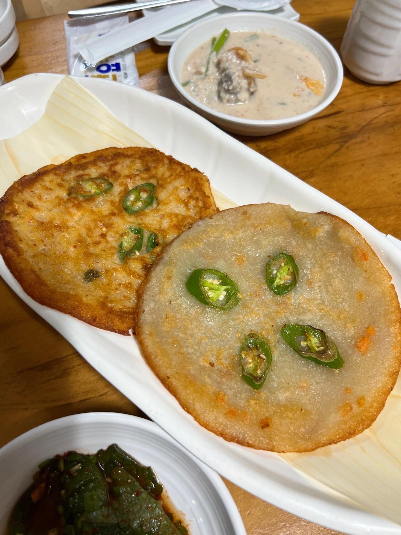
                        首爾探店????連續六年米其林推薦的豆腐鍋???????? ?????? ??? ???81? 30?11:30-22:00??地鐵2號線宣陵站 1號口步行10分鐘??這家店如果不是韓國朋友推薦，我可能永遠不會知道。主要是吃這種用白豆汁做的火鍋。店主的故鄉是朝鮮，那邊做這個最有名的地方??，想來是非常正宗。從2017年開始，這家店連續六年被評為米其林推薦餐廳。??這個火鍋叫????，姨母推薦四個人點中份就夠了，還可以再搭配一些其他的菜。豆汁非常濃厚，沒有一點怪味，反而特別香。里面的排骨和泡菜也非常好吃。??另外，土豆餅和綠豆餅也非常推薦，是那種不放一點面粉的純純的餅。姨母還說這個綠豆7公斤就要185萬韓幣，所以這么一小塊要賣一萬多韓幣。雖然不知道她是不是喝醉了，但確實好吃，不過價格有點小貴哈哈。#韓國留學日常 #韓游記 #韓國旅行 #韓國吃喝玩樂 #韓國旅行攻略 #韓國美食 #首爾旅行 #首爾探店 #首爾打卡 #首爾美食 #美食探店 #江南美食 #江南探店 #首爾江南 #傳統韓國料理