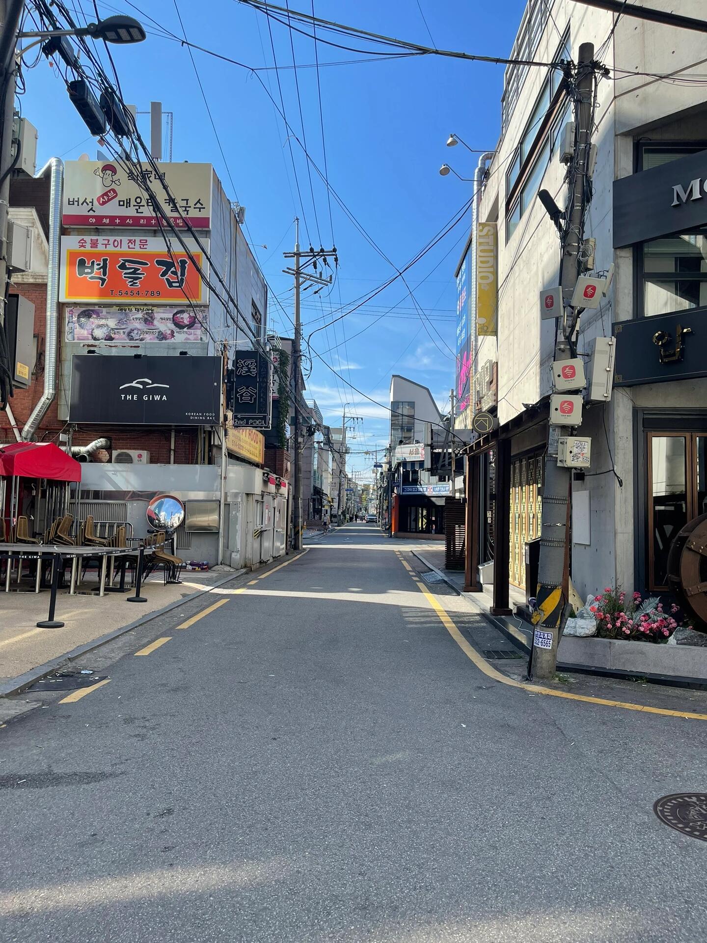 
                        首爾空城Citywalk-中秋節別來韓國韓國游最重要的攻略就是不要中秋節來????中秋節在韓國類似我們的除夕，餐廳和百貨商店基本都關門，馬路上人和車都很少。對于游客來說會很無聊??當然也不是哪都不能去。旅游景點都開著，例如景福宮、南山塔這些。免稅店也都開著，樂天免稅店、新羅免稅店正常營業。明洞的商店和餐廳基本都開著，大型國際連鎖的餐廳也都開著，例如星巴克、麥當勞這種。本地餐廳也有開著的，只是要往游客多的地方找，新沙洞的餐廳蠻多營業的。中秋當天基本全城空城，后面一兩天會陸續恢復營業。當然也有好處，今天在首爾citywalk非常安靜，隨手一拍都是空街景，Jenny廣告合影不需要排隊??后面會陸續更新這次首爾游的攻略哦??#韓國旅游 #首爾 #韓國旅行 #首爾旅行 #韓國狎鷗亭 #新沙洞林蔭路 #旅游攻略 #中秋節 #首爾空城 #Citywalk