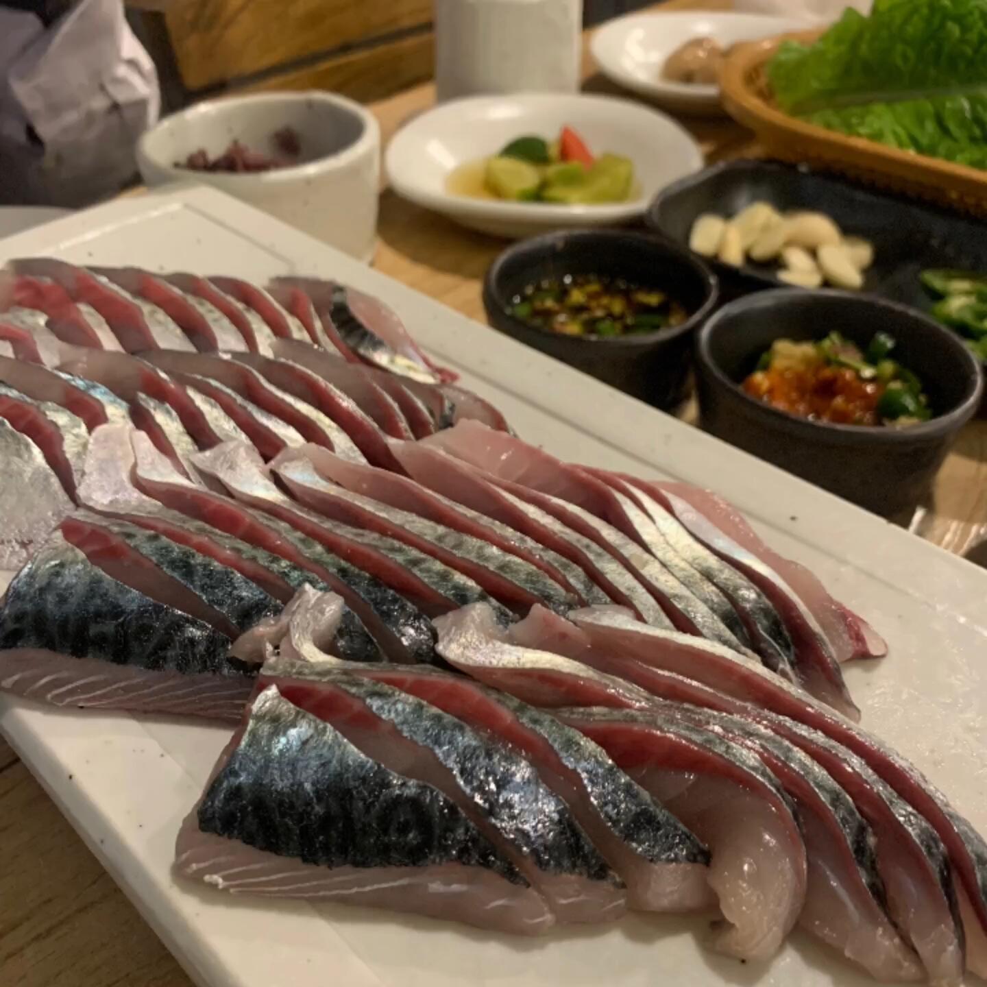 
                        ??????濟州城山水產餐廳如果你在濟州島游玩，千萬別錯過城山日出峰附近的這家青花魚餐廳！??位置：濟州特別自治道西歸浦市城山邑城山中央路29號。?營業時間：每天16:30至22:00。??支持支付寶和微信支付，方便快捷！#濟州 #濟州旅游 #濟州美食 #濟州青花魚 #城山日出峰 #濟州島必去景點