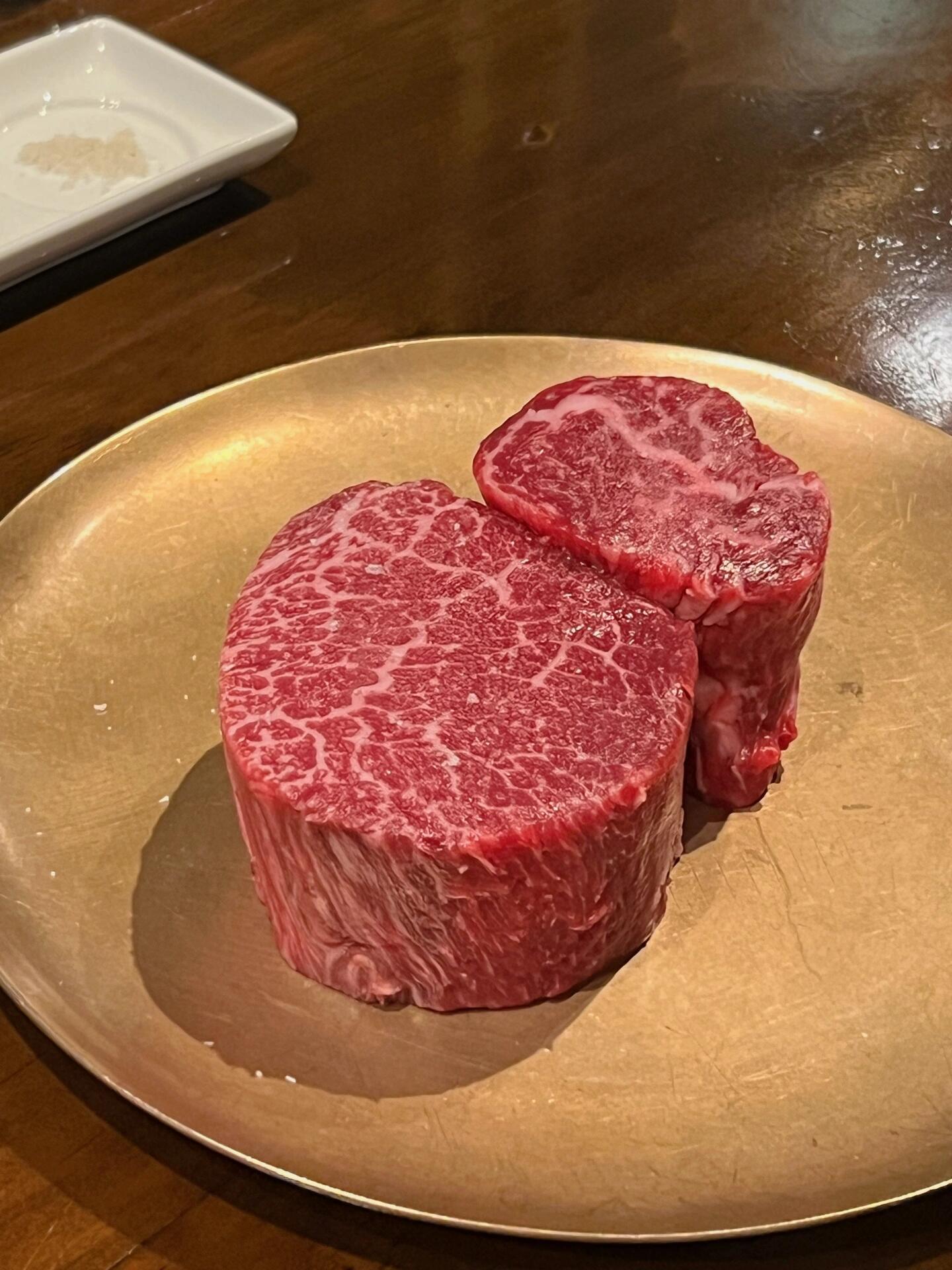 
                        首爾探店????韓牛配海膽誰可以不愛-狎鷗亭這家韓牛店真的火到不行！雖然做1++韓牛的店很多，但能配上海膽的卻不多見。服務員說每天的海膽都是空運來的，所以原產地每天可能會不一樣。一人份的韓牛里脊肉是70,000韓幣，兩份起點，加上海膽大約是60,000韓幣。-牛肉可以選擇不同的熟度，一般推薦7分熟（medium well）。服務員會先烤好一塊讓你嘗嘗，然后再加工放上海膽。甜甜的海膽搭配牛肉，完全不需要額外的醬料，已經足夠美味。-店里還有韓牛三明治和生牛肉也很有名，但我還是選擇了泡菜炒飯和大醬湯的經典搭配。感覺這家店的東西真的很難不好吃，不過最好提前預約，不然可能要等很久哦。?????- ?? ??? ????42? 25-10 1? 2?- 11:30-15:00 17:00-22:30- 地鐵盆唐線狎鷗亭羅德奧站 6號口步行537m#100家探店計劃 #日常碎片PLOG #韓國留學日常 #韓國留學生 #留學韓國 #韓國旅行 #韓國吃喝玩樂 #韓國旅行攻略 #韓國美食 #首爾旅行 #首爾探店 #首爾打卡 #首爾美食 #美食探店 #本地人愛吃的店 #周末去哪兒 #狎鷗亭探店 #韓國狎鷗亭 #狎鷗亭餐廳 #狎鷗亭美食店
