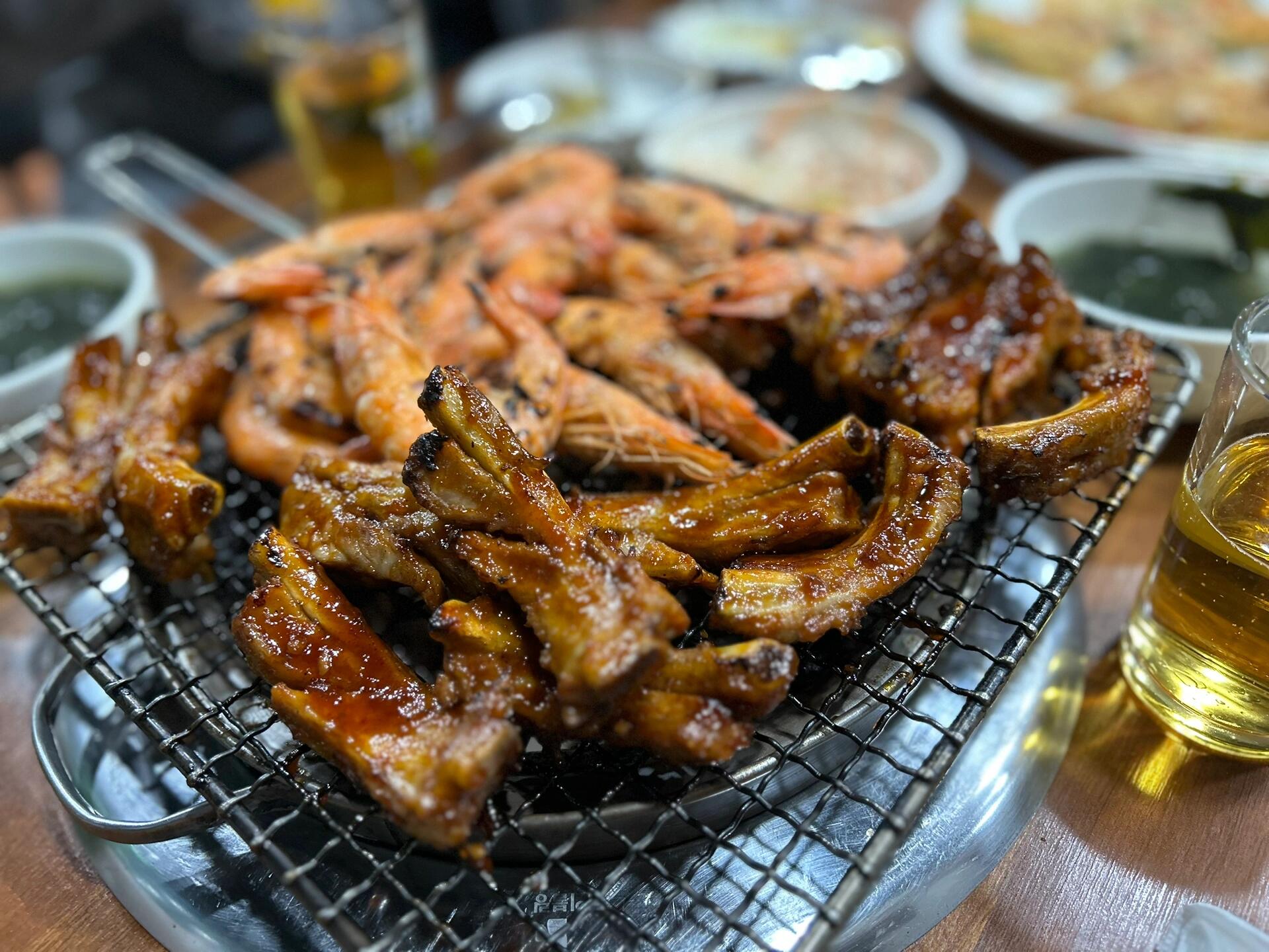 
                        韓國游記趁著十一假期去韓國轉了一圈，首爾和釜山都打卡了，來分享一下我的感受吧：第一印象，感覺不像是出國，很多古跡上的文字都是漢字，城市規劃和中國也很相似，人口密度也大。第二歷史，韓國歷史上漢朝直接設立三郡，后續歷朝作為藩屬國，文化受中國影響很大。在國立博物館和各個王宮，隨處可見他們宣稱韓國古代多么強盛，有多悠久的歷史（其實我不太認同）。他們把高句麗、渤海王國這些我們視為中國歷史上的地方政權都劃歸為韓國歷史的一部分，介紹時還說這兩個國家代表著韓國是當時東亞強國，甚至比肩中國漢唐。所以感覺韓國對自己的歷史真的很沒自信。第三古建筑，韓國的古建筑真的和國內的沒法比，無論是景福宮（近代重修的）、世界遺產昌德宮，還是象征大韓帝國的德壽宮。我覺得韓國人在美學上真的沒什么建樹，他們介紹自己皇宮的建造風格時說遵循了儒家的簡樸，但在我看來就是簡陋……第四食物，之前在國內或者其他國家吃過韓料，感覺還挺好吃的，再加上看韓國吃播，所以還挺期待。但這次去了，真的從頭到尾沒有一次覺得好吃的，bhc和校村炸雞也平平無奇，所以吃的真沒啥推薦的，我們也是找的高人氣、本地人多的店，但我個人真覺得很一般。第五人，總體上一路上韓國人還挺nice的，相比起來外國游客很多。第六出行，首爾別打車，賊貴。釜山打車比國內一線城市略貴，但可接受，一定要防止司機繞路哈。ktx不用驗票、安檢，很方便。tmoney卡很重要，但是用多少充多少，省的浪費。第七文化盜竊！在首爾我看見龍須糖鋪子都寫著korean traditional candy，很多洋人在買。還有滿大街的糖葫蘆店，賣水果糖葫蘆超級火（這個雖然沒有寫是韓國傳統）。但可以想象，許多東西如果我們自己不保護，就都成了別人的了。所以我覺得我們中國還是要不斷開放，歡迎外國游客，保護我們自己的傳統文化，展現給世界。讓世界認識到漢服不是韓服，中秋節是中國傳統節日，龍須糖是中國傳統糖果！#韓國首爾 #韓國旅游 #韓國自由行 #韓國旅行 #韓游記 #釜山 #韓國美食 #韓國文化