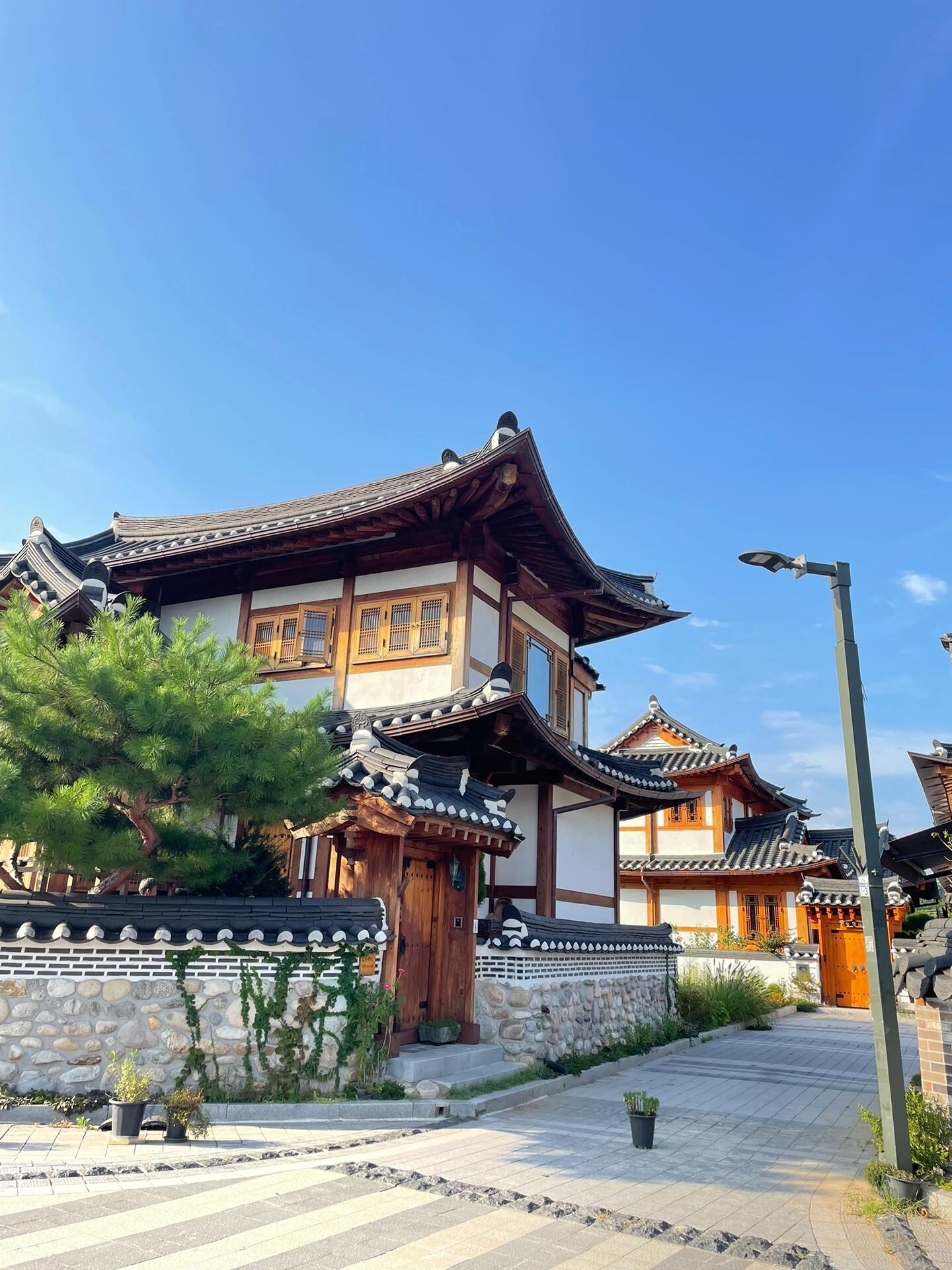 
                        ????這才是真正的韓屋村吧????想避開中秋、國慶擁擠的人流，又想體驗一下氛圍感的韓屋村，超級推薦恩平韓屋村????“原汁原味”的韓屋，沒有擁擠的游客，不需要濾鏡、美顏，分分鐘拍出大片。拍照拍累了，在咖啡??廳找個靠窗的位置，點一杯咖啡??，品嘗著????特色小點心，賞賞美景，不要太愜意了吧～韓屋村地址：?? ??? ??? 193-14咖啡店??：1?1?地址：?? ??? ??? 534#韓國旅行 #韓國 #咖啡店 #探店 #韓屋村