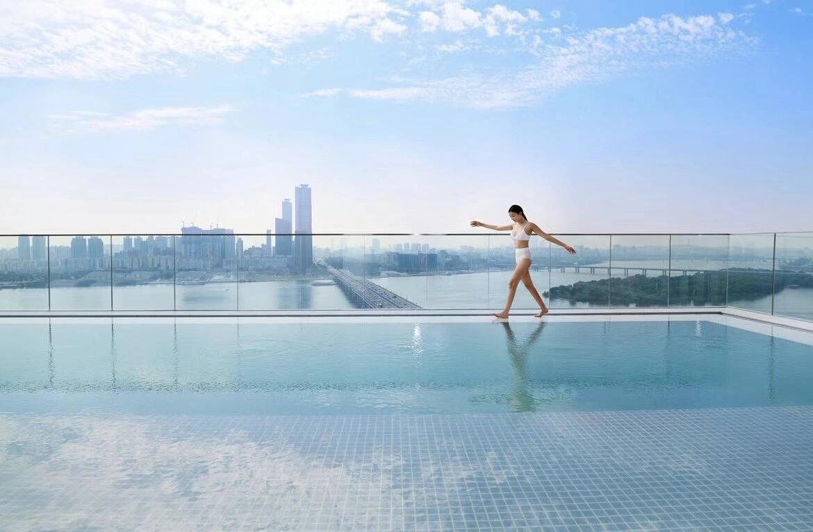 
                        韓國首爾｜在漢江美景中享受頂級住宿體驗在首爾的漢江美景中，享受無與倫比的住宿體驗。放松身心，欣賞漢江的壯麗景色吧！?? Hotel Naru Seoul M-Gallery?? 無邊泳池?? 麻浦??提到首爾，你會想到什么呢？大多數人可能會想到南山塔和漢江??但在Naru酒店，你可以近距離欣賞漢江的日出和日落美景。有些房間還能看到南山塔哦。#首爾酒店 #首爾民宿 #漢江 #南山塔 #韓國旅游 #首爾旅行 #韓國 #韓國生活 #韓國吃喝玩樂 #麻浦區 #漢江公園 #首爾自由行