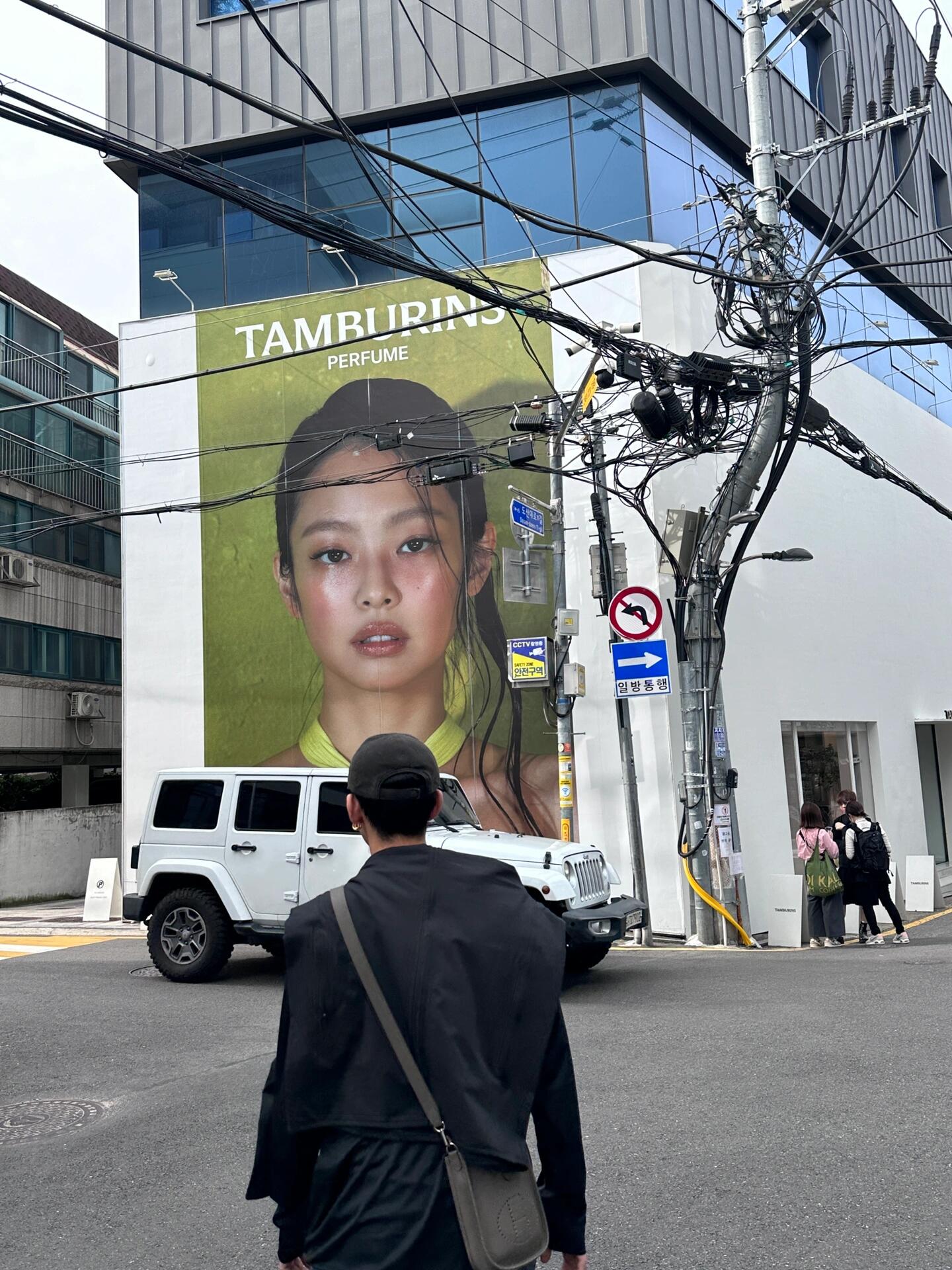
                        圣水洞 TAMBURINS JENNIE ??需要排隊拍照，也需要排隊購買，所以我路過的時候隨手拍了幾張照片。剛好避開了人群，就走了。今天的牛仔褲??真的很寬松，但又能很好地貼合我的腰部，超級喜歡！#圣水洞 #圣水洞探店 #JENNIE #我的隨手拍 #Ootd #tamburins #街頭 #街拍 #懶得修