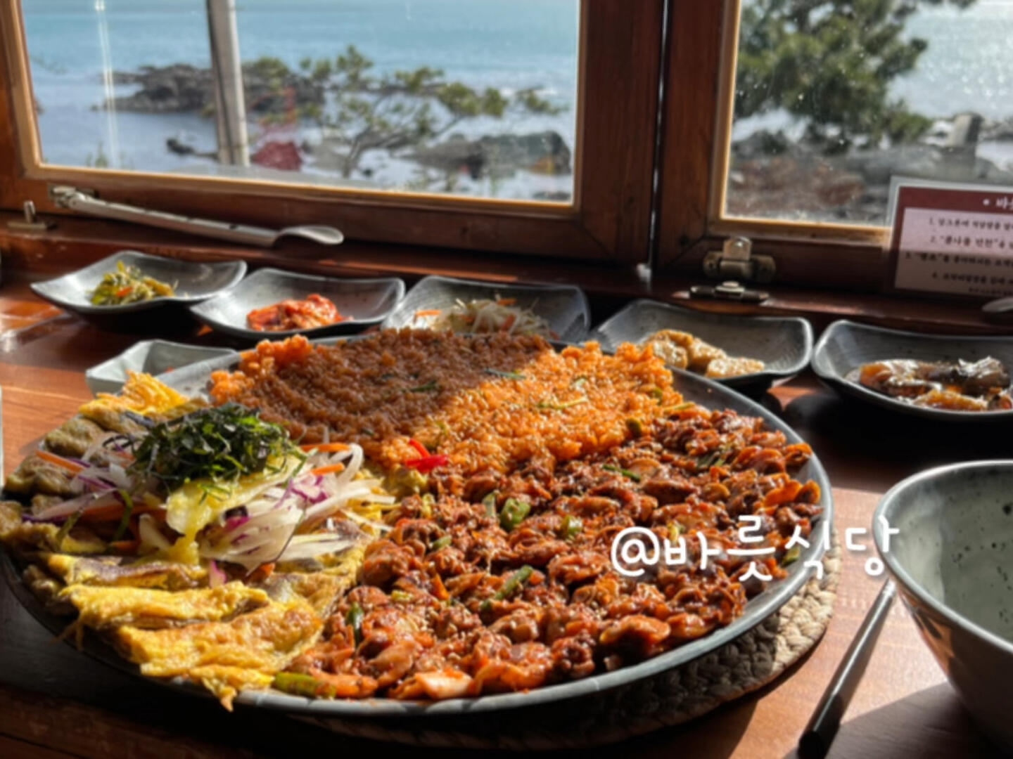 
                        ????美食｜釜山毛蚶拌飯｜你看海我干飯??????: ?? ??? ??? ???? 61??38000-沖著臨海這點就很值得一沖的店！如果兩個人去的話可以坐到這樣靠窗的位置但是人多的話就要去正常座位啦-拌飯很好吃！毛蚶拌飯真的是神奇的存在沒吃過之前是真的萬萬沒想到它可以那么上頭系列！-店離釜山市中心稍微有一些距離但是過去的路上一路都是好看的咖啡店而且人比較少很清閑 也可以沿著馬路散步感覺釜山的海真的好好看哦超級藍！行程比較悠閑的寶子可以在這里解決午飯然后去下午茶！#美食日常 #韓國美食 #韓國旅游 #釜山