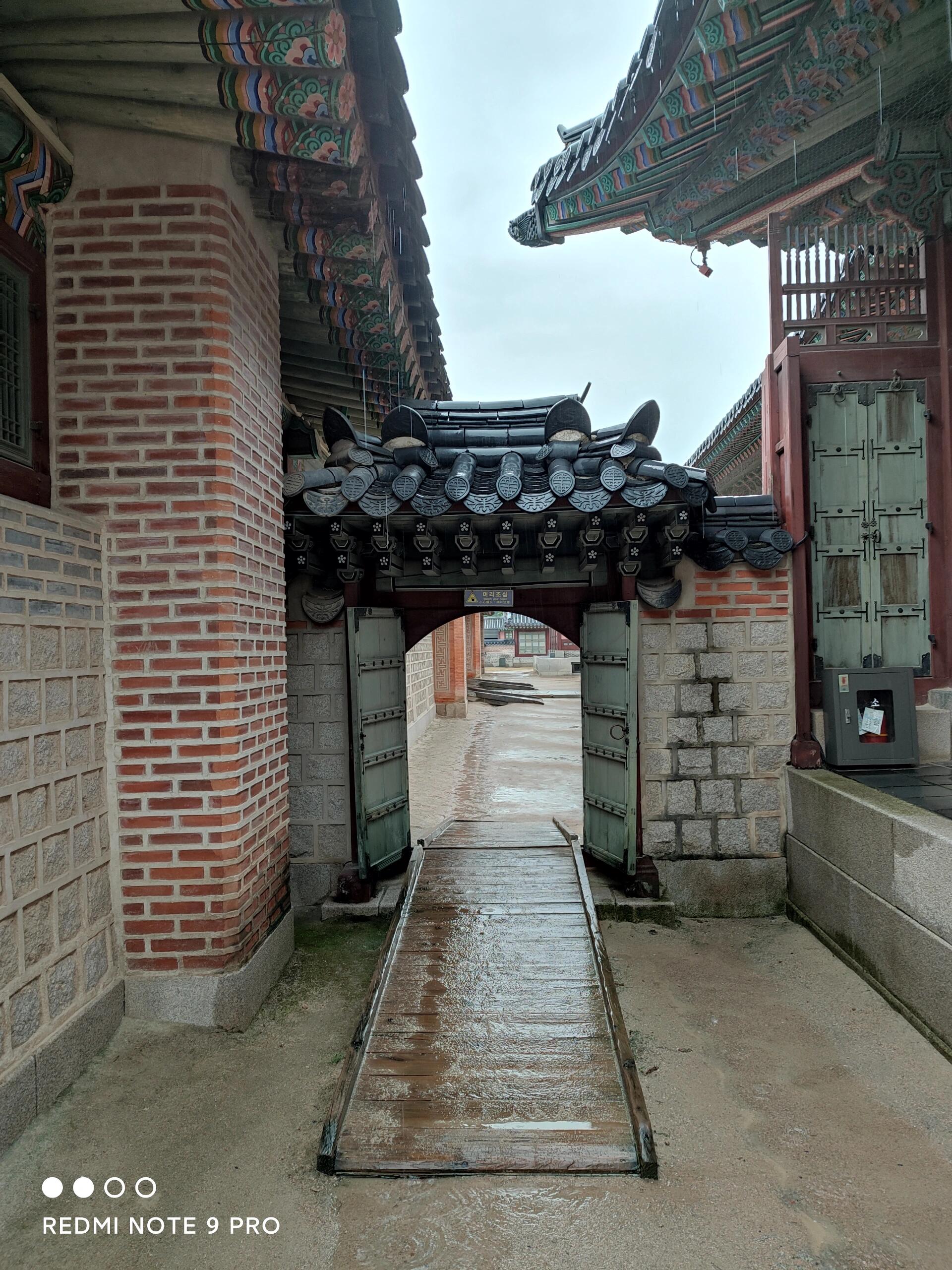 
                        雨中漫步景福宮的浪漫體驗在雨中漫步景福宮，仿佛置身于一幅水墨畫中。如果你看起來足夠年輕，19歲以下的門票只需1000韓元哦！????#韓國 #首爾 #光化門 #景福宮 #青瓦臺 #北村韓屋村