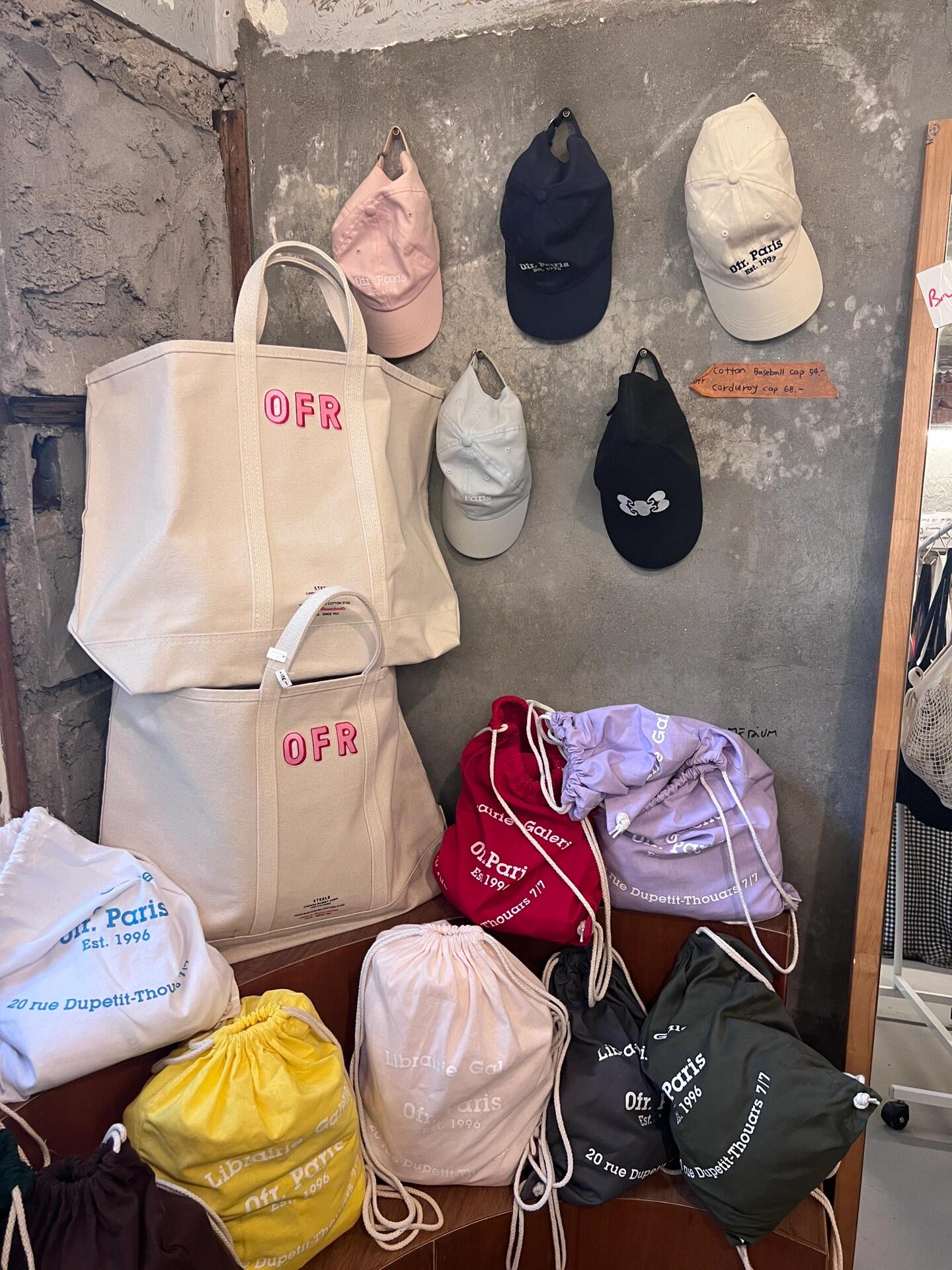 
                        為了這家從巴黎開到首爾的書店，特地跑來景福宮for.Seoul果然不負從巴黎而來的名聲，隨手一翻就能找到18禁的書??。店鋪藏在一個不起眼的角落，分為兩層：一樓是書店，還有??包包和??帽子；二樓則是文具和一些家居用品。帆布包的質量一般，但毛線帽非常有型，已經被種草了這款帽子。店里人氣很旺，很多韓國人也來這里逛。#韓國 #景福宮 #首爾探店 #首爾逛街去哪 #景福宮探店 #首爾西村探店 #十一旅行 #十一 #十一適合去哪旅行 ????