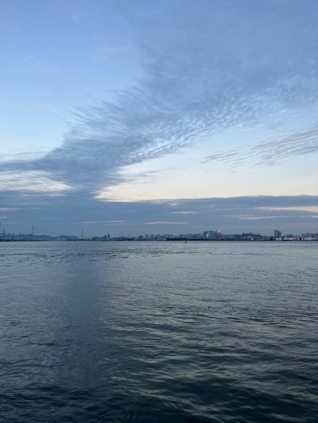 
                        ????韓國留學日常｜仁川永宗島晚霞-想看永宗島晚霞的朋友們??可以下午來這里，找一家視野絕佳的咖啡廳??點上一杯自己喜歡的飲料和一塊蛋糕??，和朋友們聊聊天，靜靜等待晚霞的到來????：咖啡廳Onhwa永宗島店???：?? ?? ???? 10 ??????? 3?#留學韓國 #韓國留學日常 #韓國 #仁川 #仁川永宗島 #蛋糕 #韓國蛋糕 #韓國咖啡廳