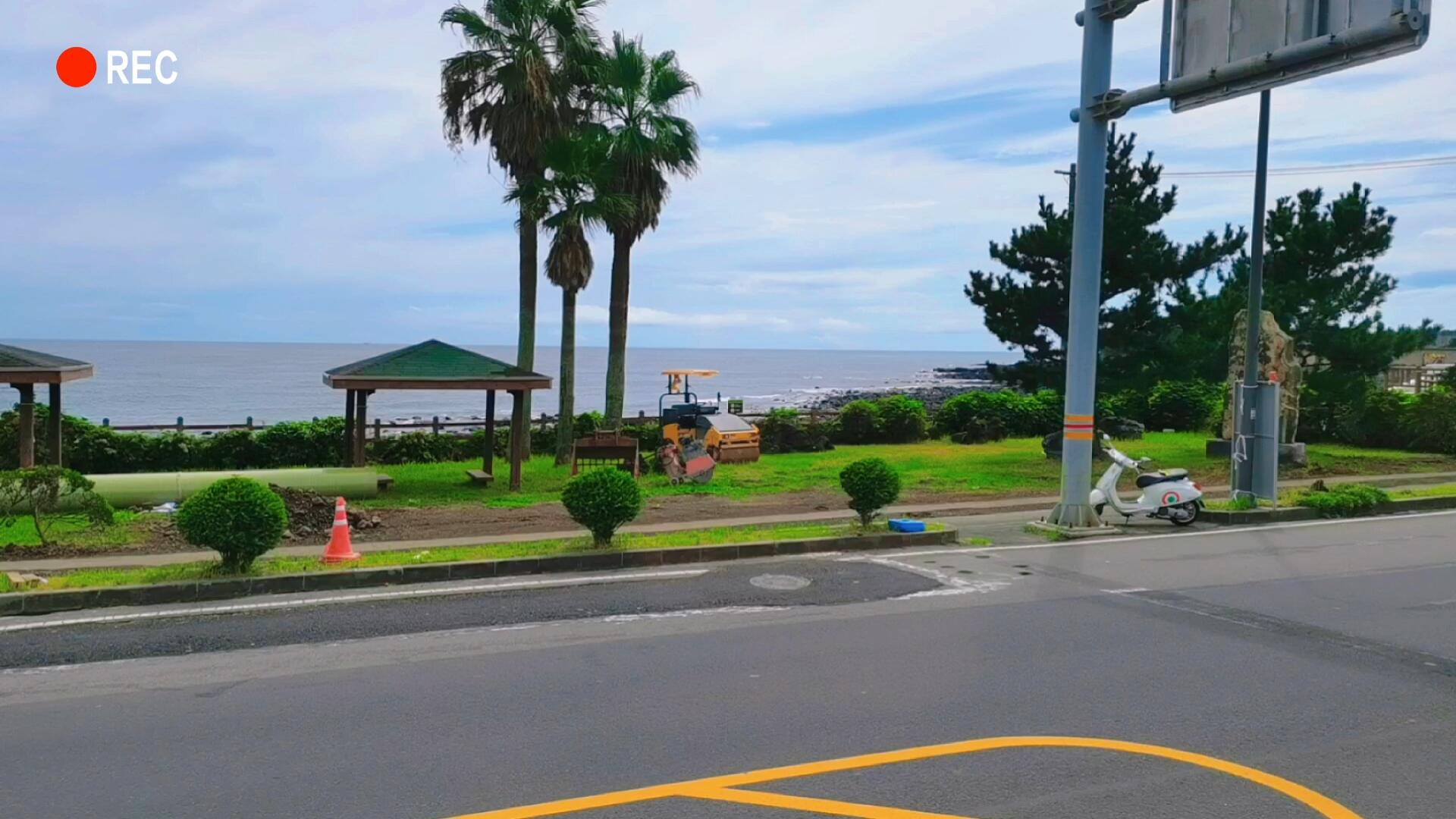 
                        濟州島環島一日游攻略～Citywalk 探索之旅早上醒來，濟州島剛剛經歷了一場小雨，正好激發了我一個大膽的想法：環島一周！其實路線很簡單，我選擇了東線出發，西線返回。早上從濟州島汽車客運總站搭乘101快速線，沿著海岸線一路欣賞美麗的海景。東線的路程較長，乘坐101大約花了兩個小時。在奧萊市場下車，順便去市場里品嘗美食。之后，再坐十幾分鐘的車到達西歸浦汽車客運站。回程時，我選擇了靠近西海岸的內陸路線（具體線路忘記了，是在西歸浦汽車站對面搭乘的），沿途可以欣賞到橘子園和山景，約1小時后回到市區。整個環島過程非常有趣，一天內經歷了多種天氣變化，從陰天到晴天，再到小雨和暴雨，最后雨過天晴。這個行程不累，玩得很舒適，早上10點出發，下午4點就回來了。不過，真的不建議大家騎行環島，因為島上的天氣變化無常，太陽出來時很曬，而下雨時雨勢很大。#濟州島 #濟州島旅行 #濟州島環島 #夏日海邊 #今日份海邊 #旅游 #攻略 #西歸浦 ???????