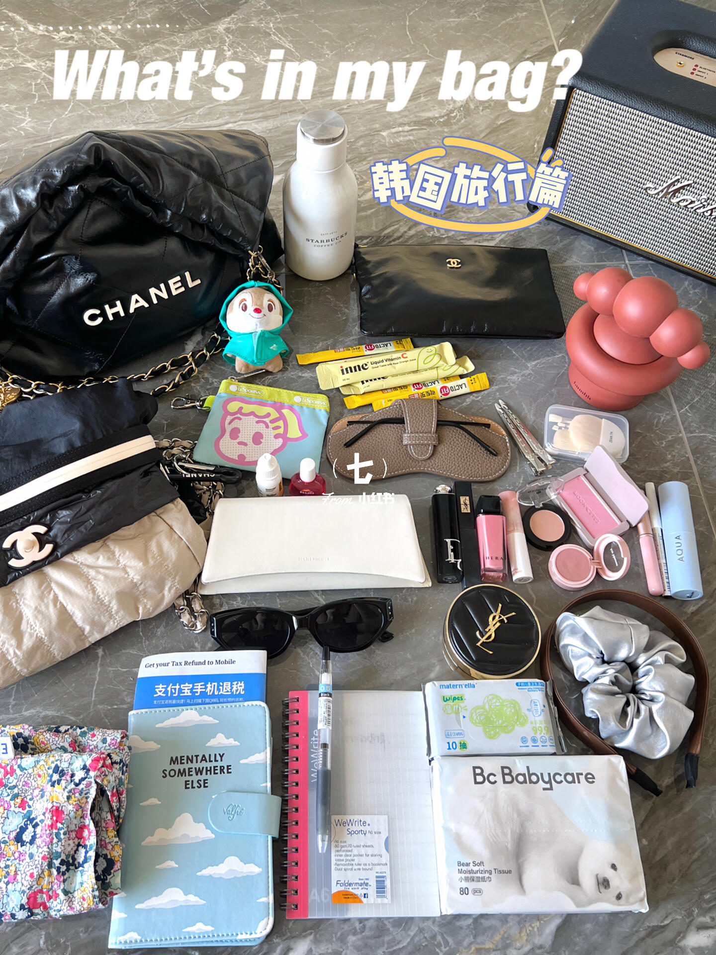 
                        翻包記｜韓國旅行隨身物品????What’s in my bag???退稅？化妝？藥包？韓國現金？#韓國購物 #翻包記 #韓國旅行 #旅行 #過夜 #飛機翻包 #旅行好物 #曬曬我的化妝包 #藥包化妝包??眼鏡??、夾發箍、發繩護照夾??、退稅單藥包??零錢包??GM墨鏡???emis包??百樂筆和本子????星巴克保溫杯?chanel雙肩包??
