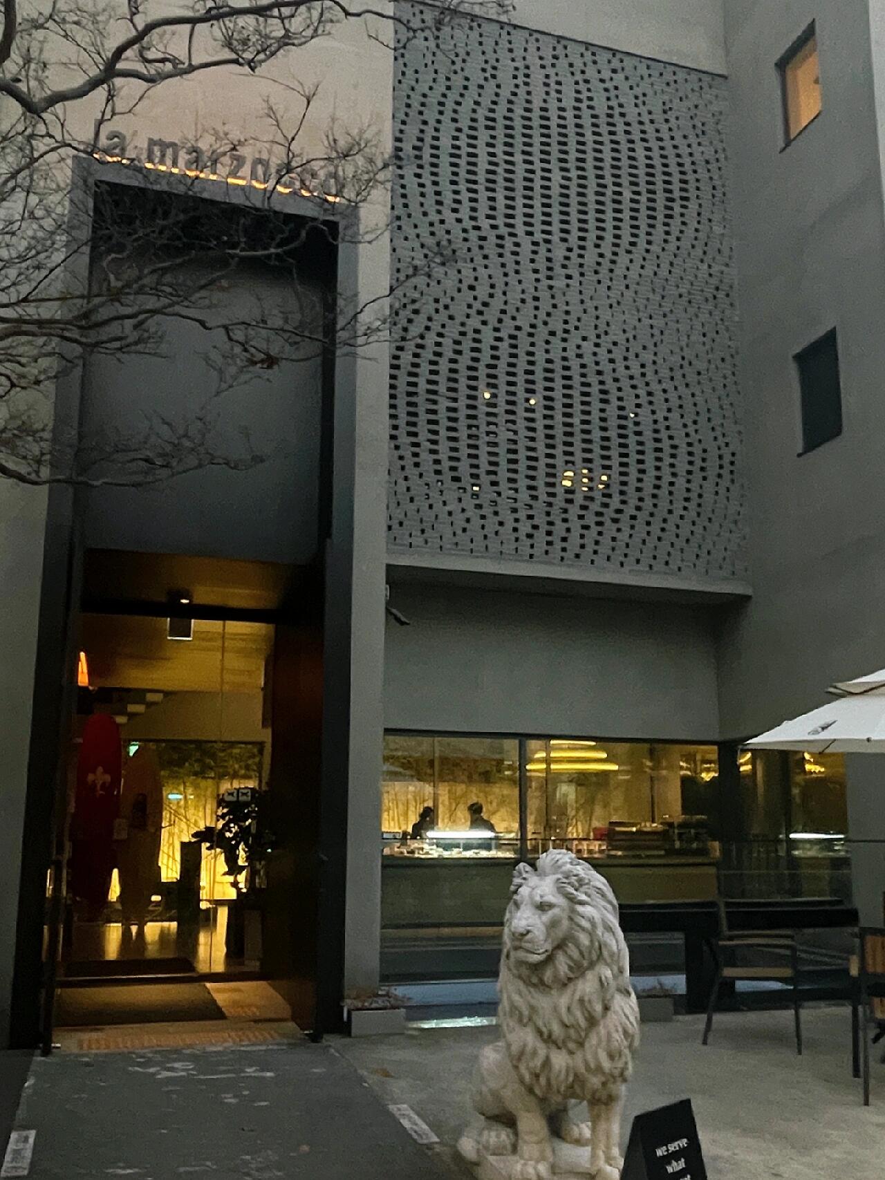 
                        ????首爾江南｜韓國本地人私藏的咖啡店強推????無花果蛋撻 ?? 不是普通的蛋撻皮，而是特別薄的酥皮搭配無花果、果醬和杏仁奶油，口感絕佳…布朗尼??蛋糕 絕了??特別扎實，但不硬白巧克力布丁配上一圈堅果，入口不甜不膩，超贊～～雖然位置有點難找，走了好久，但絕對值得再去～～店名：matt cafe時間：11:00 ～ 21:00地址：?? ??? ???50? 42#留學韓國#首爾美食#韓國#新沙洞林蔭路#無花果#新沙洞探店#韓國咖啡店#布朗尼