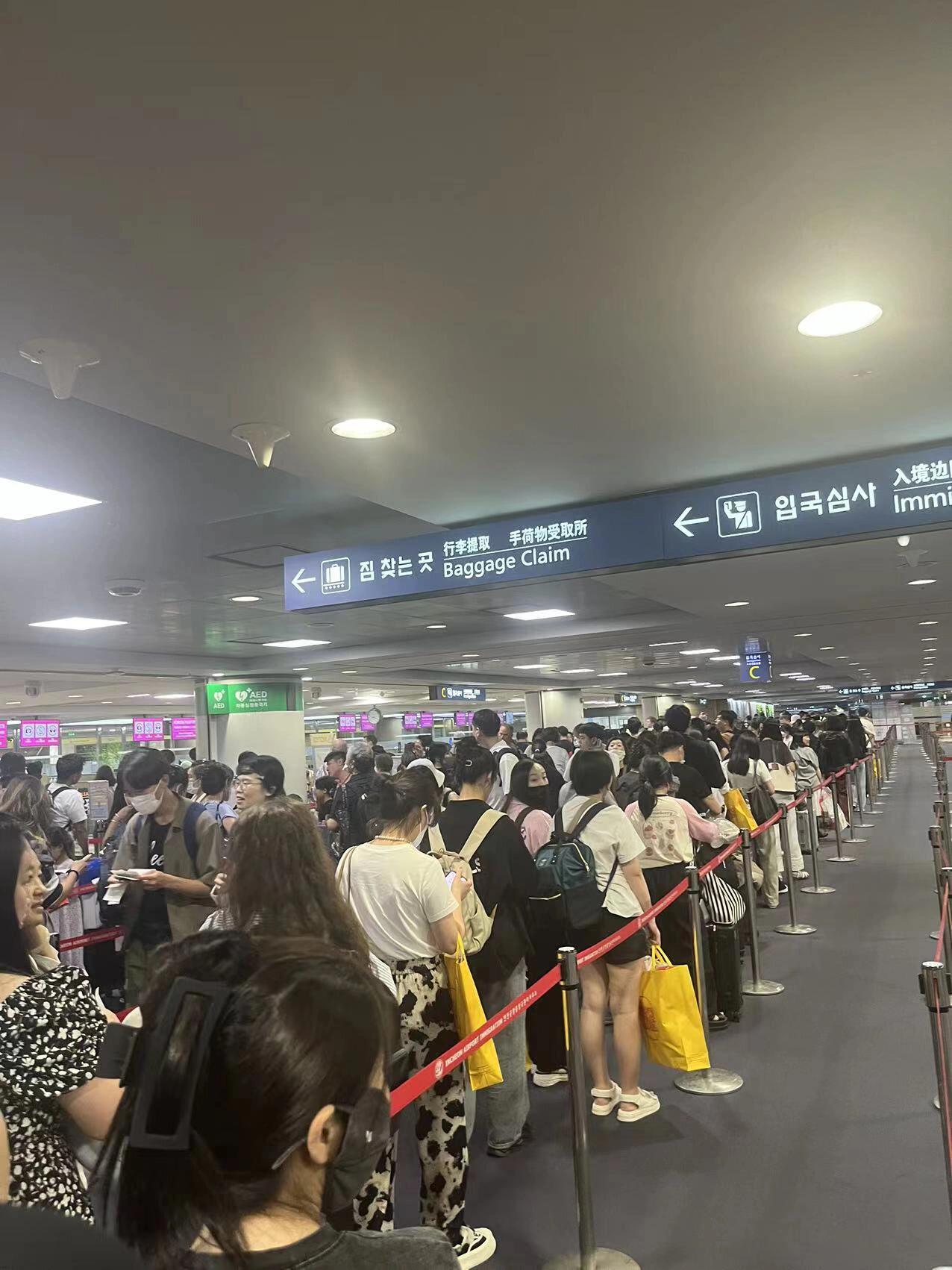 
                        韓國入境排隊排到哪去了這都?? #韓國旅游 #首爾 #韓國包車 #韓國入境 #韓國生活 #韓國旅行