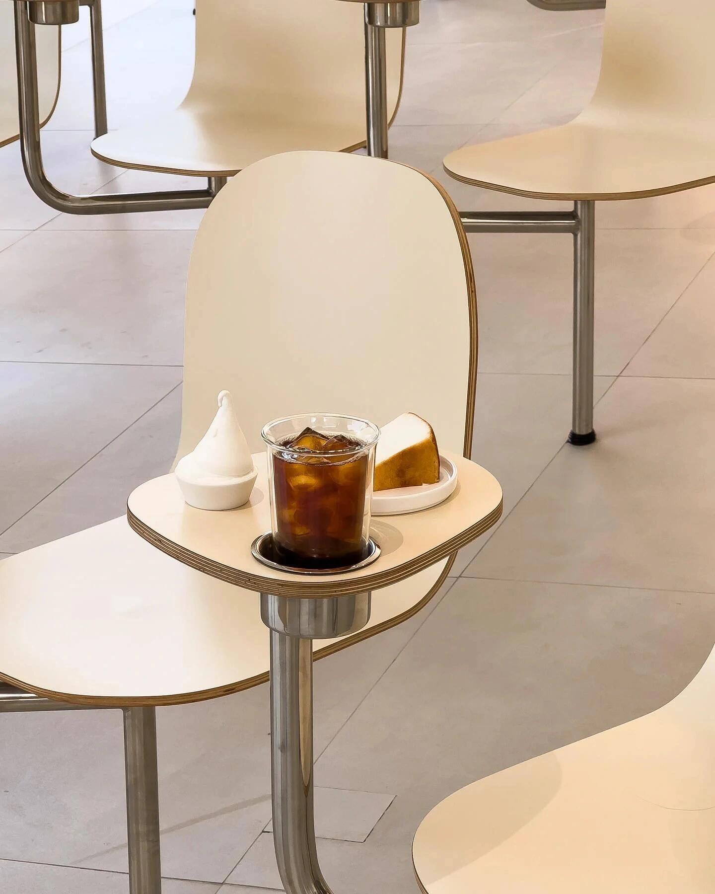 
                        探店/韓國LOSTONE：咖啡館與畫廊的完美結合LOSTONE，仿佛一座由巨石堆疊而成的建筑！憑借其獨特的外觀和內飾，已成為大林洞的地標之一。整棟樓的1樓至3樓目前用作咖啡廳，提供滴濾咖啡、濃縮咖啡以及冰淇淋甜品??！四樓則是展覽空間，由一個小畫廊組成，展示建筑師的建筑和繪畫作品??。#裝修設計 #店面設計 #探店 #韓國探店 #首爾探店 #首爾 #韓國探店 #首爾好店 #商業空間設計 #韓國甜品 #首爾甜品店 #軟裝搭配 #周末探店 #COTD咖啡探店 #我的咖啡日記 #設計
