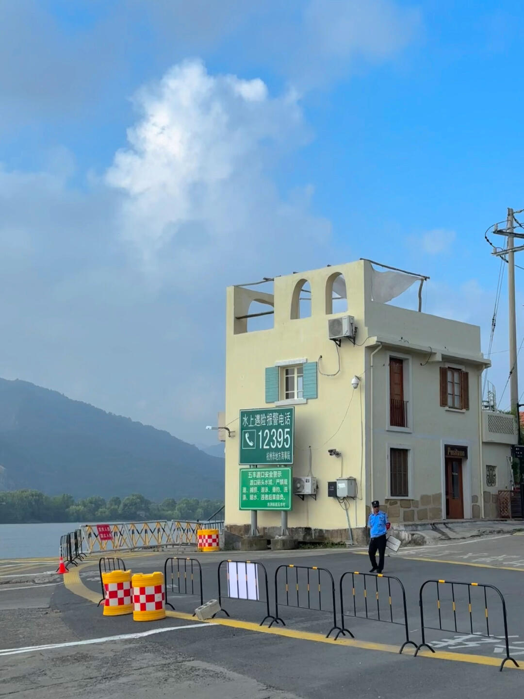 
                        在杭州花兩塊錢登島就可以假裝在濟州島你敢信在杭州花兩塊錢登島就能假裝在濟州島了？??在杭州郊區還能找到這樣一個與城市脫離的地方，真的很難得！????五豐村這是一個非常原生態的自然小島，上下島都需要坐船來往。????導航至東洲街道五豐渡口，車子可以上船上島。車子船票往返30??，單程15??。????騎行也是到杭州東洲街道五豐渡口，登島船票2??（包含人和車）。??乘地鐵至四號線浦沿站，然后打車前往，約30??。tip：輪渡15分鐘一班，五分鐘即可到達對岸，輪渡服務到晚上11:00哦。?#杭州 #旅游 #旅游攻略 #杭州拍照 #杭州旅游 #江浙滬親子游 #自然風光分享 #治愈系 #濟州島 #富陽 #騎行穿搭 #我的騎行日志 #騎行日記