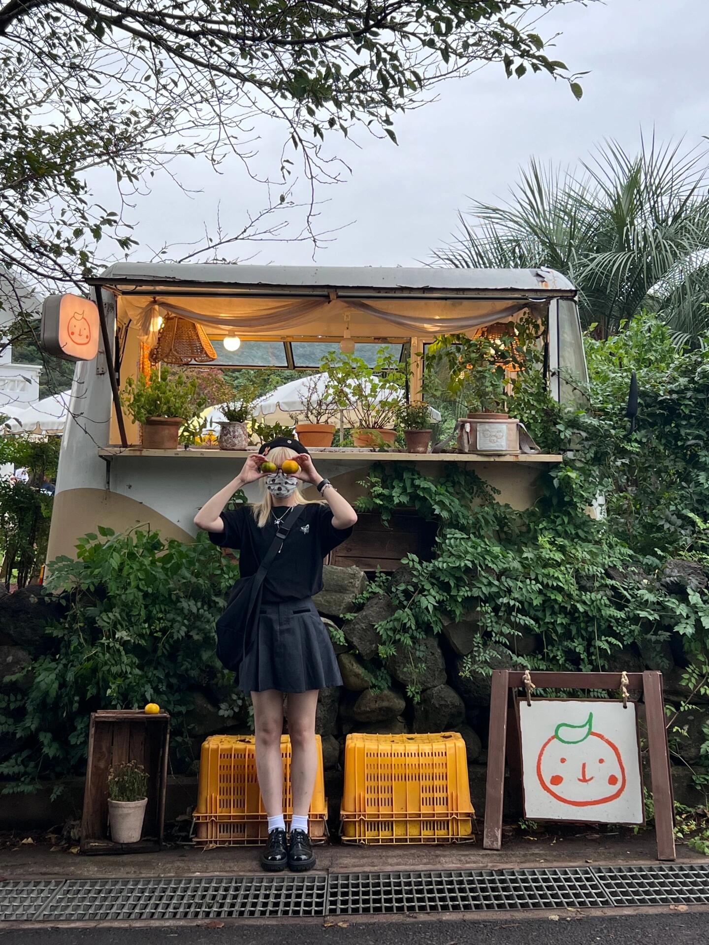 
                        濟州島｜西歸浦橘子園咖啡廳??因為當天陰雨綿綿???，天氣有點冷，路途也比較遠，所以對行程沒有抱太大期待。結果到了之后，完全被驚艷到了！超級出片，隨手一拍都是大片！橘子氣泡水??非常好喝，水果超級新鮮????????！甜品??也很美味，特別是那個曲奇??，我簡直愛不釋手！真的強烈推薦大家去打卡！！！#下午茶 #cafe #咖啡 #探店 #網紅 #濟州島 #濟州島橘子咖啡廳 #西歸浦 #濟州島旅游 #濟州島探店 #濟州島探店[話題]#