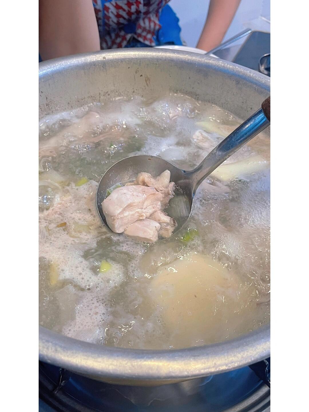 
                        ???? 景福宮土俗村參雞湯 vs 東大門陳玉華??這次韓國????之旅去了好多推薦的地方吃??，連續兩天吃了好多??的感覺????---陳玉華一只??生意真的好??，基本都是韓國人。我們去的時候剛好是傍晚??5點多，還沒到晚餐時間已經快擠滿了（不用排隊太幸運），吃飽6點多直接3層樓都大爆滿了??。? 里面有會說中文的服務員????，交流完全沒問題！湯頭真的越熬越好喝越鮮，沒有加任何調味料，就把蒜泥倒進去罷了，然后讓它自己熬！！（后面會有點咸）。醬料是辣椒?蒜泥?一丟丟醋，吃起來好像馬來西亞雞飯的辣椒????。3/5??推薦！記得加土豆煮到軟爛搭配湯???吃起來真的好贊，泡菜蒜泥都可以自行加進湯（就看個人喜好），要什么味道自己調的概念。記得認準招牌，周邊很多賣同款的店鋪（沿途去的時候也有很多美食店和小吃攤）。?? 東大門10號出口，步行5分鐘左右。?? 兩只雞4個人吃，2.5w/??。---景福宮土俗村參雞湯，剛好要去景福宮就順道來這里了！有兩家店，排隊速度很快，不需要取號，跟著隊伍就??。整體環境風格是韓式的房子，也有很多當地的韓國人去，還遇上了大叔們，氛圍好嗨好韓的感覺??。老實說，兩個人吃點一份就很足夠了…但我們4個人去一定要點4??份食物，結果都吃不完??。?? 海鮮餅一定要點，里面的海鮮用料十足，真的沒在客氣，酥脆不焦，無敵香，吃著一口接一口（5??）。?? 烤雞味道普普，雞肉很柴很干，不是很好吃，自己搭配了胡椒增添味道（比較普通，2??）。?? 參??湯就是必點的，還有烏雞選擇！里面還有人參、糯米、板栗等，用料十足毫不客氣??。送上小吃的時候會給上一小杯的人參酒，可以倒進湯里面；先嘗第一口最純的雞湯，再添加人參酒及胡椒等，就靠自己喜好來調出自己喜歡的味道哈哈哈哈哈！喝了元氣滿滿，超暖肚子，味道濃郁好喝??！去景福宮穿韓服可以順道來????，記得吃飽飽了再去穿韓服拍照??。?? 地鐵三號線景福宮2號出口。#韓國美食 #首爾旅行 #陳玉華一只雞 #景福宮 #韓國東大門 #韓國景福宮 #韓國探店 #韓國美食探店 #韓國美食推薦 #韓國首爾 #韓國首爾探店 #韓國旅游 #秋天吃點熱的 #筆記靈感