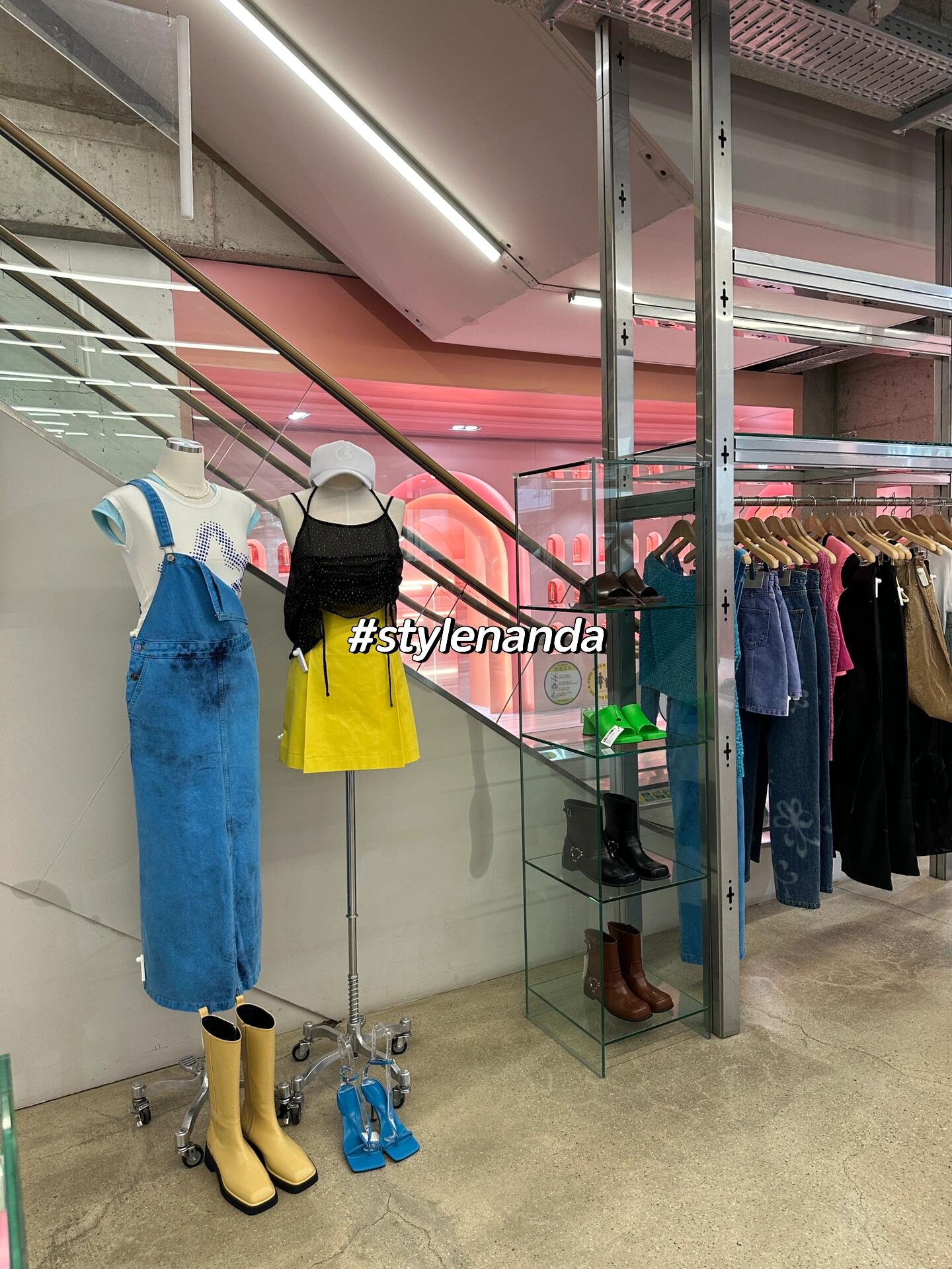 
                        首爾弘大6家必逛潮牌店合集｜看攻略不迷路1. Ader error（p1-4）這家品牌是朋友推薦的，一進店就有種檀健次風的感覺，特別有自己的sense。雖然大部分是男裝，但我還是買了件針織外套，49w韓幣，我朋友買了個帽子，29w韓幣。雖然價位在弘大不算低，但版型真的很棒。2. Worksout（p5-7）這是一家潮牌買手店，位于ryse酒店的1-3層。1樓主要是鞋，選品很有品味！2樓是結賬區，也有一些手表、錢包等單品，還有少量美式復古風辣妹裝。3樓是核心區，品牌非常多！而且有很多打折的，我和朋友逛了兩個小時。價位浮動較大，從二三百到幾千的潮牌都有。3. Government（p8-9）位置就在弘大那邊3ce stylenanda旗艦店那條路上，順著這條路走到底就能看到我最后一張圖上的那個樓，從電梯上二樓就是這家店（Government）。它是自助購物式的，24小時營業，進門要刷visa或者master卡～這家是中古店，品牌主要是日韓潮牌，我淘到兩件幾乎全新的SULVAM，是山本耀司制版師的品牌，兩件都是絕版的。價位基本在20w-70w韓幣這個區間～4. Visualid（p10-11）這家店離弘大步行1公里左右，附近有很多餐飲，建議先在弘大附近逛完再來這。這家女裝基本在rmb300-1000這個區間，風格很年輕，我看到很多喜歡的款，但斷碼有點嚴重，瘦人的天堂哈哈哈。5. Milkcocca（p12）這家店幾乎都是森女文藝風小裙子，像是在東大門淘貨回來做集合的，喜歡這個風格可以逛逛，品質還過得去。6. 3ce stylenanda（p13-15）三年前我來的時候是秋季，風格real戳我，一眼望去設計師很有品味，陳列也很有ins風的感覺。這次來不知道是因為風格變了還是什么，整體陳列少很多，看來看去就那么一個風格，沒有以前多元，但版型依舊不錯，我朋友買了牛仔裙。價位基本在500-1500之間。#首爾旅行 #弘大探店 #首爾探店 #首爾購物 #首爾潮牌店 #買手店 #首爾弘大 #首爾中古店 #adererror #stylenanda #WORKSOUT #韓國購物 #韓國潮牌 #韓國旅行 #韓國時尚