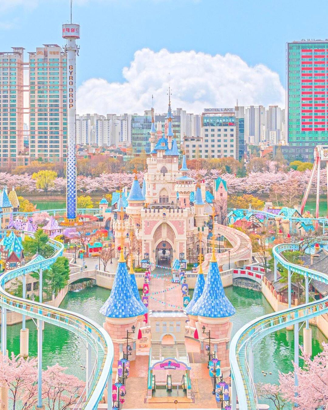 
                        走進童話世界??#筆記靈感 #首爾熱門打卡勇敢正義的王子，美麗善良的公主，無所不能的魔法師，還有大航海的海盜！大家的夢想是什么呢？在這里，什么都能實現！在「樂天世界」里，大家可以成為任何想要成為的人物?？梢允谴┲炼Y服的公主，搭乘旋轉木馬??享受夢幻浪漫，也可以是英俊瀟灑的王子，體驗亞特蘭蒂斯過山車??的速度與激情。在童話般的夢幻國度里打扮得漂漂亮亮的，拍張照吧！????樂天世界(????/ Lotte World)??地址: 首爾特別市松坡區奧林匹克路240(????? ??? ???? 240)??交通: ②⑧號線 蠶室站(???)4號口 143m??感謝照片提供:Instagram @crystal.film_#BeautifulSoulSeoul #AttractiveSoulSeoul #MySoulSeoul #SeoulKorea #visitseoul #韓國 #韓國旅游 #首爾 #首爾旅行 #樂天世界 #游樂園 #主題樂園 #過山車 #旋轉木馬 #城市浪漫地標打卡 #童話世界 #周末去哪兒