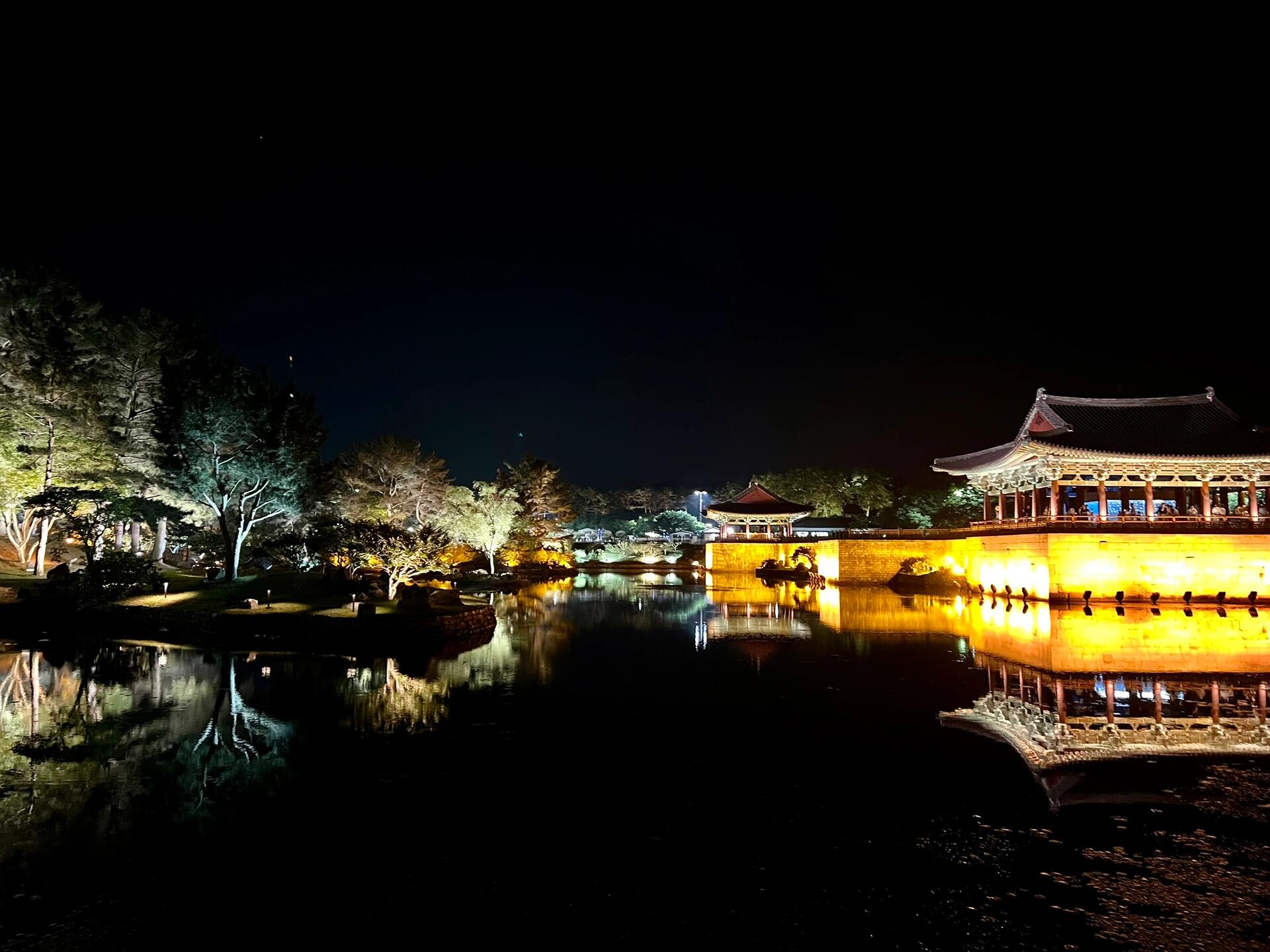 
                        韓國慶州旅行指南想要體驗韓國的歷史文化嗎？那就一定要去慶州看看！?#韓國旅行 #慶州探秘 #歷史文化之旅慶州是韓國的古都之一，擁有豐富的歷史遺跡和文化景觀。這里有令人驚嘆的佛教寺廟、古老的皇宮遺址和美麗的自然風光。????如果你對歷史感興趣，慶州的佛國寺和石窟庵絕對不容錯過！這些地方不僅是韓國的國寶，還被列入了世界文化遺產。??此外，慶州的東宮和月池也是拍照打卡的好地方，尤其是在夜晚燈光點亮時，整個景區宛如仙境。????當然，慶州的美食也不容小覷！嘗嘗當地的傳統韓餐，絕對會讓你大飽口福。??總之，慶州是一個讓你感受韓國傳統文化和自然美景的完美目的地?？靵碛媱澞愕膽c州之旅吧！??