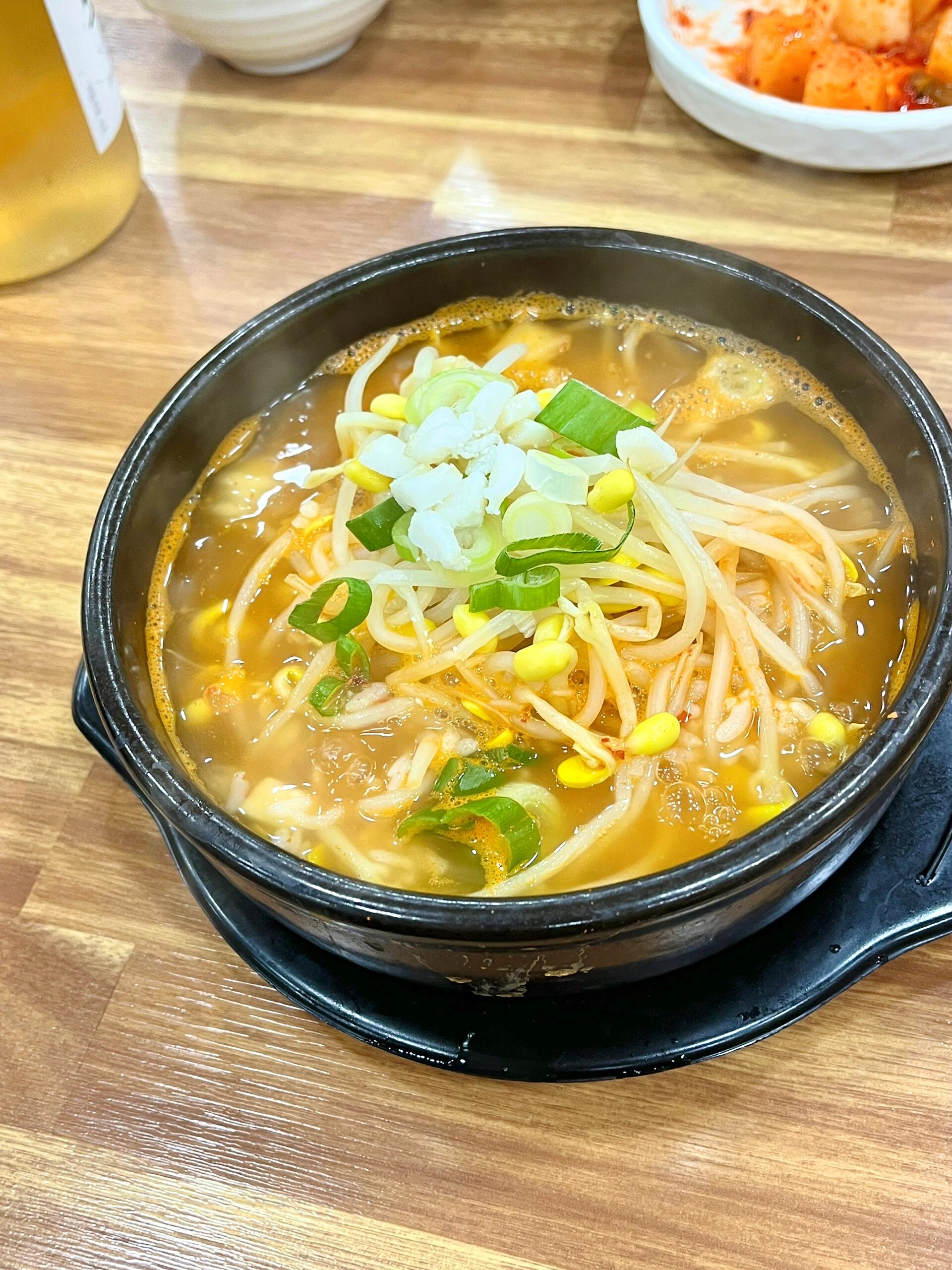 
                        首爾日常探店記 ?????在首爾找廁所時，遇到了一對超好的韓國情侶，他們熱心地帶我去了附近的一家咖啡店。雖然店里規定不消費不能用廁所，但他們幫我和店主溝通后，店主就讓我用了。最后還是忍不住買了一杯咖啡，順便把鯨聯名的可樂送給了他們??。在首爾遇到的每個人都特別友好和熱情，真的好想一直住在這里……#我的日常 #Seoul #韓國旅行 #首爾探店 #首爾生活 #韓國 #首爾 #韓國美食 #旅行日記 #日常分享