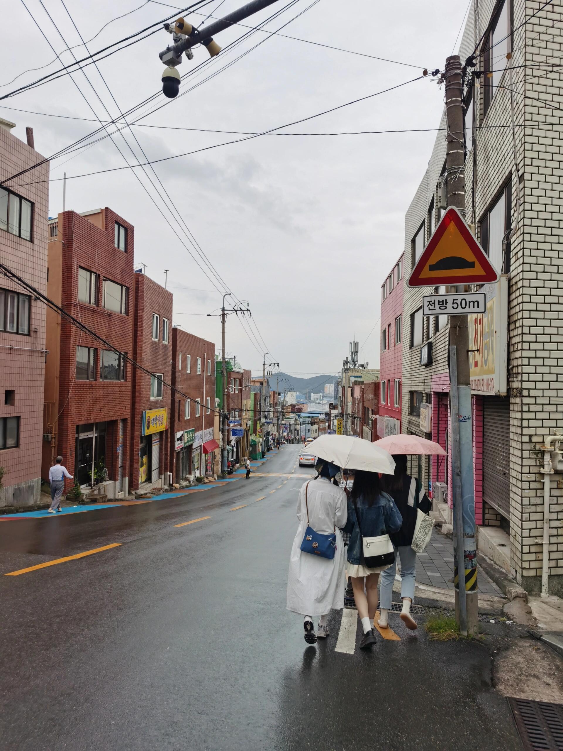 
                        ????釜山旅行必知：晴天必游，雨天別想?????首先，把重點放在前面：釜山這個地方，晴天的時候絕對是你的旅行首選，但如果天公不作美，那就真的別抱太大希望了?????♀?接下來，給大家透露兩個不太值得一去的地方：1?甘川文化村。從攝影的角度來說：這些照片都是陰雨天拍的，晴天的效果我還真沒法評價。但從游玩的體驗來講：這里真的沒啥好玩的，大部分店鋪都關著門，周邊環境也不算太整潔，想象一下國內的小縣城就差不多了。2?白淺灘的那家網紅拉面館。網上超火的一家店，位置就在海邊，但實際上就是個破舊的小棚子，而且位置緊鄰馬路，路又窄，人來人往的，根本談不上有什么小資情調，還不如找個咖啡館坐坐來得舒心??如果你是游客，我的建議是：甘川文化村和白淺灘選一個去就行，兩者的房子風格差不多，但白淺灘有海，晴天的時候應該還是挺不錯的。#旅游避坑指南#釜山必游攻略#釜山旅游小貼士#甘川文化村避雷