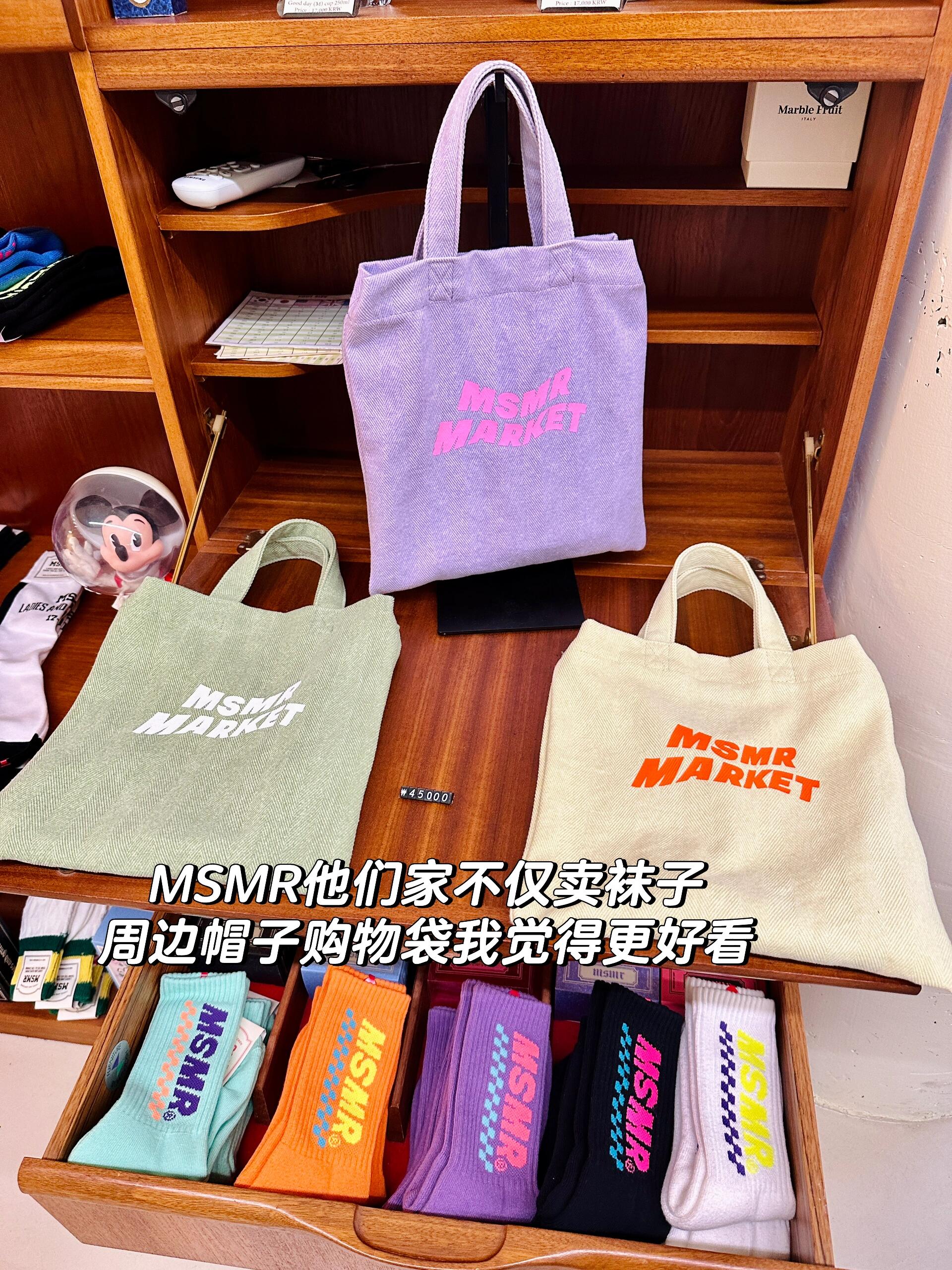 
                        韓國????逛街｜漢南洞這樣逛不走回頭路??3年后再訪漢南洞，依舊覺得這里比圣水洞更適合買衣服。漢南洞的店鋪密集，沿路走就能逛遍。圣水洞的攻略等我下一篇再分享。??初次來漢南洞可能會有點迷茫，不知道怎么逛。推薦從3號口出來直行，看到紅色房子的Diesel開始，對面是一棟大的CdG?？梢詮腄iesel旁邊的坡下去，右轉開始漢南洞的逛街之旅。??沿途會經過ept、Mardi Mercredi、小型emis、MSMR襪子店，繼續前行爬坡會看到韓國女裝品牌Depound，再往前走是emis的大店，繼續前行有Grove。??原路返回到地鐵方向，從Diesel對面開始逛，有Lelabo、Aesop，巷子里有韓國人氣化妝品Hince、Jennie同款的熱門Marithe，韓國四大潮流品牌在漢南洞都能找到。???這里還有首爾很火的韓牛釜飯店sol sol，漢南洞這家比較小，常常需要排隊，我們后來在狎鷗亭那邊吃到了。??在路邊休息喝的是Euphoria家的咖啡，Ice-cream latte是這幾天在首爾喝到最好喝的咖啡。坐在他們家店外隨便拍拍都很出片?！窘煌ā康罔F6號線漢江鎮3號口出來步行#漢南洞 #漢南洞探店 #首爾探店 #首爾逛街 #韓國 #首爾 #韓國購物 #韓國旅行 #畢業旅行 #韓國穿搭 #韓國生活