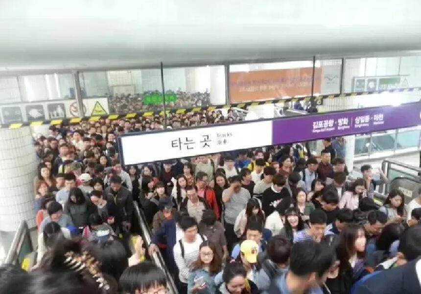 
                        留學生們注意！首爾地鐵罷工來襲???? 首爾交通公社工會宣布，從11月30日起，首爾地鐵1-8號線將進行罷工！預計地鐵班次會減少，上下班高峰期可能會出現混亂哦。這次罷工是因為工會與資方在薪酬和集體勞動協議談判上未能達成一致。從11月30日早上6點30分起，罷工正式開始！由兩大工會組成的聯合交涉團在前一天與資方進行了約8個小時的協商，但最終未能找到妥協點，當天晚上10點左右協商未果。原本就超級擁擠的首爾地鐵線（尤其是上下班時間），這次會更加雪上加霜。留學生們出行一定要避開高峰時間段，以免發生危險哦！#留學韓國 #韓國留學生日常 #韓國地鐵 #在韓國擠地鐵的日子 ??