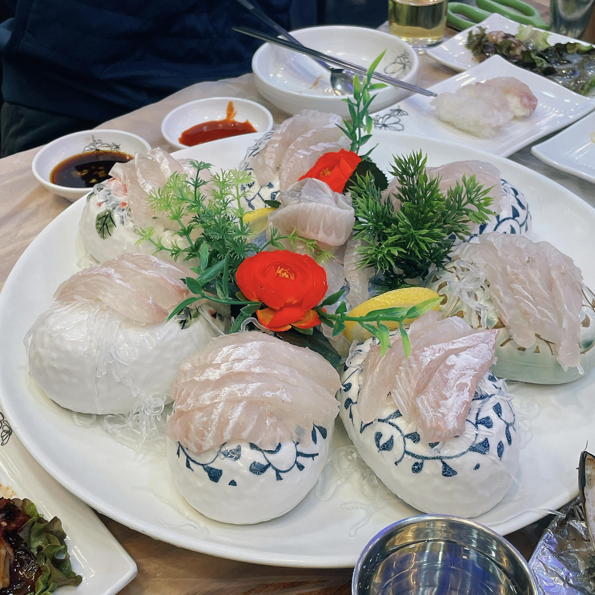 
                        月尾島必打卡的貝殼&生魚片餐廳！今天在仁川月尾島發現了一家超贊的烤貝殼和生魚片餐廳，點了蒸貝殼和生魚片，真是美味極了！????用????? naver地圖可以找到位置：????? (???? ???244?? 12)免費小菜超級豐富，有生醬螃蟹、烤雞肉串、焗貝殼、生拌章魚和三文魚片。我們四個人去的，每樣小菜都準備了四份，服務真的很貼心。????我們點了蒸貝殼+生魚片+刀削面（贈送）的套餐。??四個人一共180000韓元。??推薦菜：??蒸貝殼 ??? ??????????貝殼非常新鮮，還有扇貝，蒸的湯特別鮮美，四個人吃了一大鍋。??生魚片 ??? ????????量超多！四個人都沒吃完，剩下的還煮在湯里吃了。??刀削面 ??? ??????????超級好吃！我們家離這兒很近，經常來月尾島，但好久沒吃到這么筋道的刀削面了，煮久了也很有彈性，湯里有濃濃的海鮮香味。??服務：服務真的超棒！有個阿姨攬客帶我們進來，還問我們糖葫蘆在哪買的哈哈。吃到最后看到一個阿姨在包餃子，我們要了兩個，店員直接給了我們五個。今天正好是正月初五，財神日，祝大家五福臨門！??#仁川 #仁川月尾島 #月尾島美食