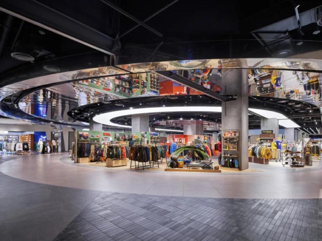 
                        韓國樂天百貨煥新開業作為韓國新一代奢侈品的代表，樂天百貨于2022年盛大開業，備受好評。樂天邀請了倫敦知名奢侈品零售設計師Shed，以其獨特的現代和國際設計風格，重新定義了“不同類型”的百貨商店。這是樂天7年來的首個重大項目。Shed曾為著名零售商Harrods設計開創性項目，并為迪拜購物中心的Level和首爾的新世界百貨公司帶來了富有想象力的設計。此次，Shed專注于女性當代時尚，為樂天客戶提供本地優質品牌。零售空間通向一個大露臺，這是樂天設計的首個戶外空間，設有流動的草地、隱秘的圣地和雕塑。Shed通過使用天然材料和形式，將零售和露臺景觀連接起來，將外部世界帶入其中，所有這些都是通過奢華的鏡頭重新想象的。最終呈現的是東灘女性現代思維方式的奢侈品零售天堂。此外，樂天百貨還設有男裝部和兒童部。Shed通過創造兩個截然不同的世界來慶祝這一差異，這些世界由一個臨界過渡空間——“網關”連接起來。兒童部門以有趣的建筑設計，帶領您踏上兒童民間傳說和好奇心的旅程，激發兒童和成人的想象力。男裝部則是一種不同的探索：過去、現在和未來的豐富組合，創造了一個目的地設計景觀。設計靈感源自古代奧運會的圓形劇場，容納所有與運動相關的元素。這層樓毫無歉意地使用了大膽的圖形，并由一個中央圓形劇場固定。這些品牌俏皮地坐落在一個重新想象的未來月球城市景觀中。#服裝店設計 #店鋪設計 #每日穿搭 #韓國 #樂天世界 #商場 #奢侈品 #現代設計 #購物天堂 #時尚潮流 #露臺設計 #兒童樂園 #男裝設計 #未來城市 ?????