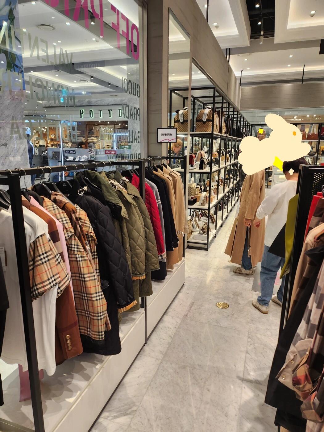 
                        韓國特賣商場還只知道奧特萊斯?國慶期間無意間發現了一家韓國本地人常去的寶藏大牌折扣店～??這里有很多大牌產品，價格相當于專柜的八九折，行李箱、包包、衣服、鞋子應有盡有～??????店內還有針對外國人的各種優惠～免稅率(8%)，外國人會員專用折扣（3%），銀聯卡折扣（5%），最多可享受16%的折扣力度??這家店的羊毛???薅～???#韓國探店 #韓國購物必入 #韓國購物 #十一假期快樂碎片 #筆記靈感