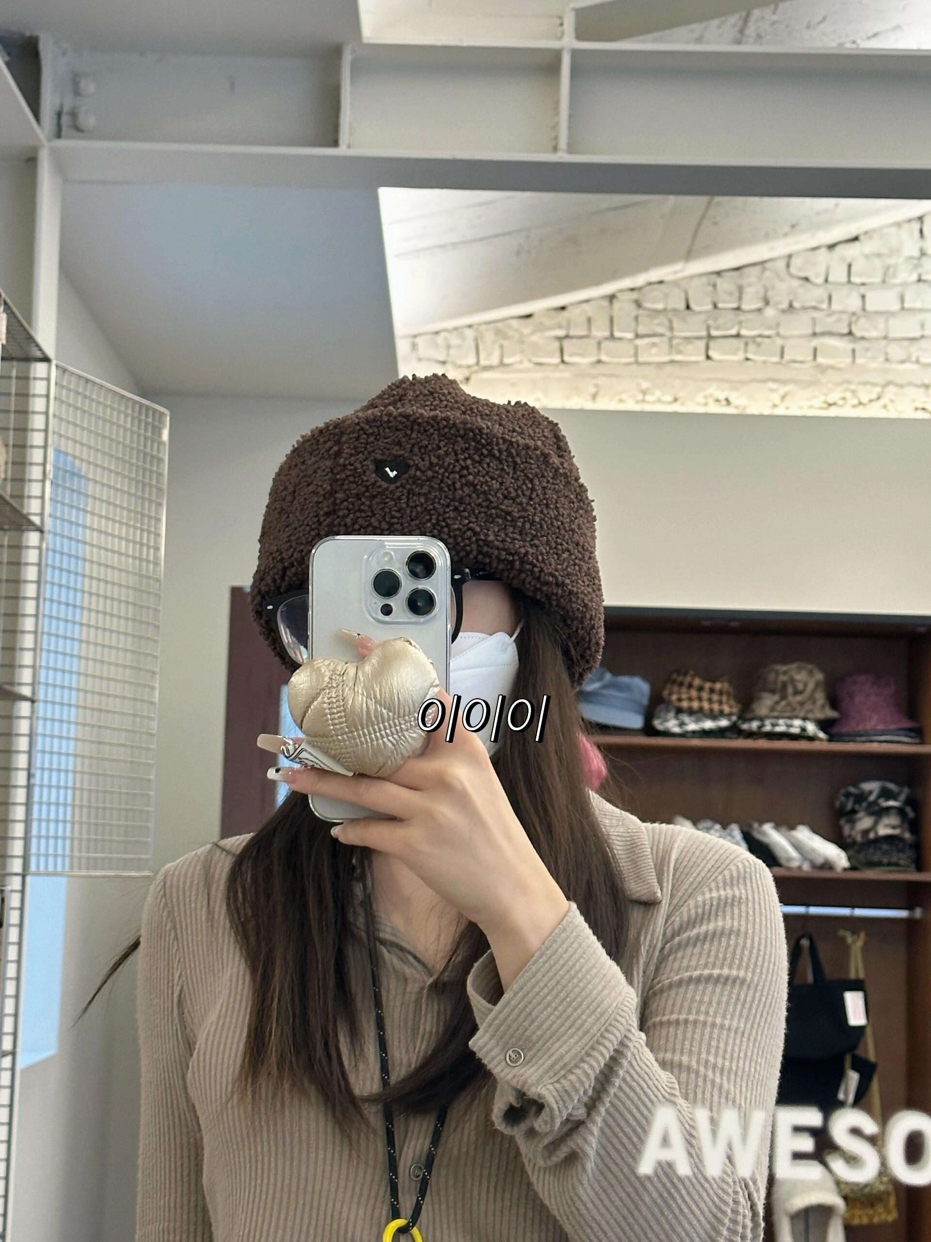 
                        ????Awesomeneeds的帽子真的好難挑！！因為每款帽子都太好看了吧！??特別適合冬天，感覺首爾這幾天已經很冷了??#韓國購物 #設計師品牌 #韓國小眾品牌 #awesomeneeds #帽子分享 #帽子 #百搭帽子 #顯臉小的帽子 #AWESOMENEEDS #帽子分享Awesomeneeds #韓國設計師品牌 #韓國設計師款 #大愛獨立設計師 #原創設計師品牌 #原創設計師品牌