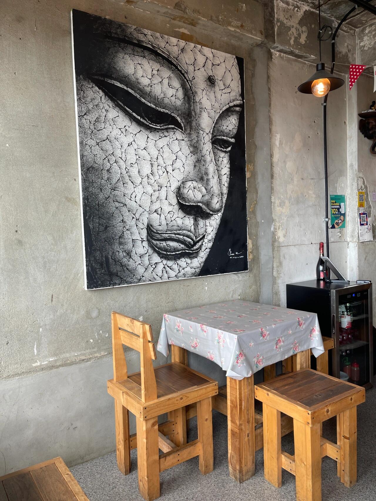 
                        在首爾品嘗正宗泰國美食！????作為泰國菜的忠實粉絲，我在首爾終于找到了一家超級正宗的泰國餐廳！這家店的老板和廚師都是泰國人，店內的裝修風格讓人仿佛置身于曼谷。這里的米線湯是經典的冬陰功，炒面味道也非常棒??。強烈推薦大家來試試，不過店內桌子最多只能坐三個人，建議提前預約哦。???? ??? ??? 97-6 ????? 2?#泰國菜 #首爾美食 #冬陰功 #梨泰院 #新興市場 #解放村 #解放村五岔口