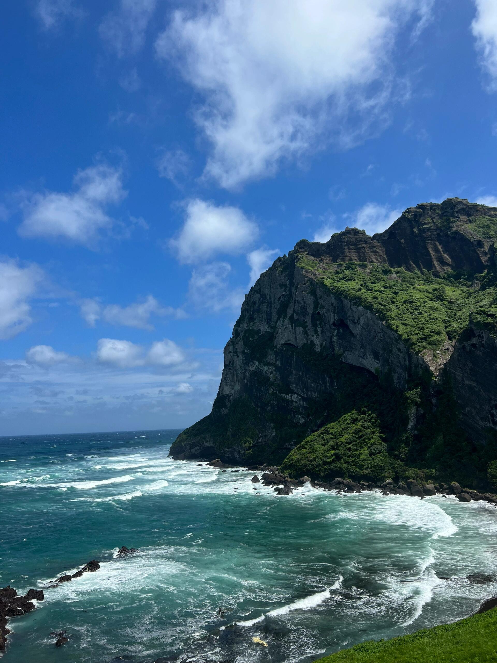 
                        濟州島DAY1濟州島東線的海景美得令人窒息，真的無法用語言形容，只能感嘆“大自然的鬼斧神工”??? #濟州島 #咸德海水浴場 #月汀里 #城山日出峰 #jeju #韓國旅行 #自然之美