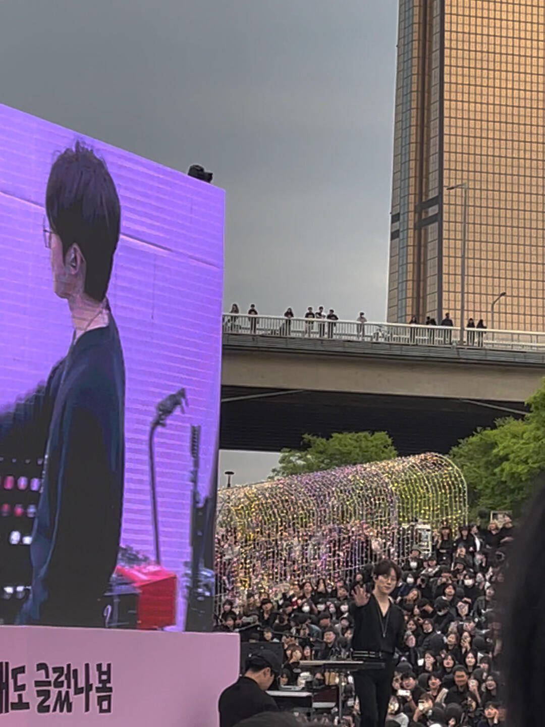 
                        ????｜今年也泡湯了吧黑色著裝??#韓國(guó) #韓國(guó)生活vlog #韓國(guó)旅行 #音樂(lè)節(jié) #漢江 #漢江公園 #首爾漢江 #韓國(guó)生活