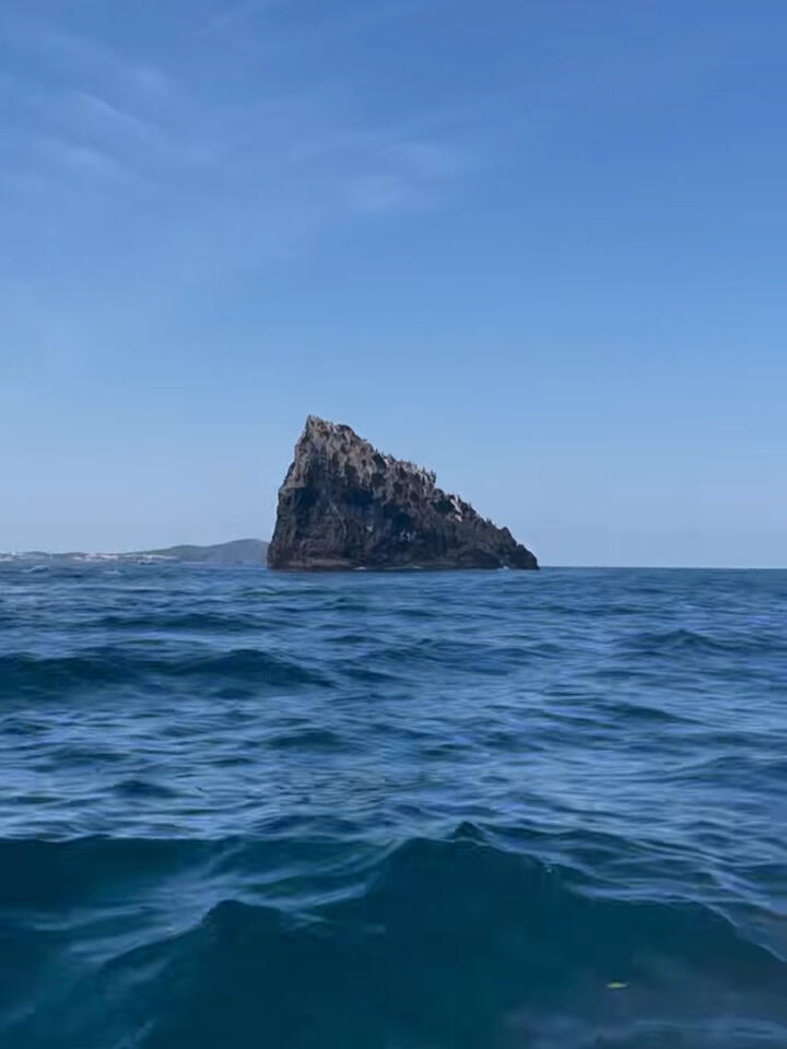 
                        ????濟(jì)州島日出峰必做的三件事?? 坐快艇盡量選擇坐在第一排，感受海浪的沖擊。根據(jù)距離不同，有10,000和20,000韓幣兩種選擇，分別是8~15分鐘和15~20分鐘。如果你不暈船，推薦時(shí)間長(zhǎng)的，可以欣賞到陸地上看不到的美景。?? 吃海女的家 ????海女剛捕撈上來(lái)的各種海鮮，現(xiàn)場(chǎng)切成刺身拼盤(pán)。套餐有30,000和50,000韓幣兩種選擇。爬完山后正好可以在這里休息一下，享受美食。?? 登到山頂?shù)琼斝枰?gòu)買(mǎi)6,000韓幣的門(mén)票。山頂有座位可以坐著欣賞風(fēng)景，下山的風(fēng)景比登山時(shí)更美。#城山日出峰 和 #咸德海水浴場(chǎng) 是濟(jì)州島最值得一去的景區(qū)，比牛島、月汀里、涯月邑、涉地可支等地優(yōu)先級(jí)更高。#濟(jì)州島 #jeju #免簽