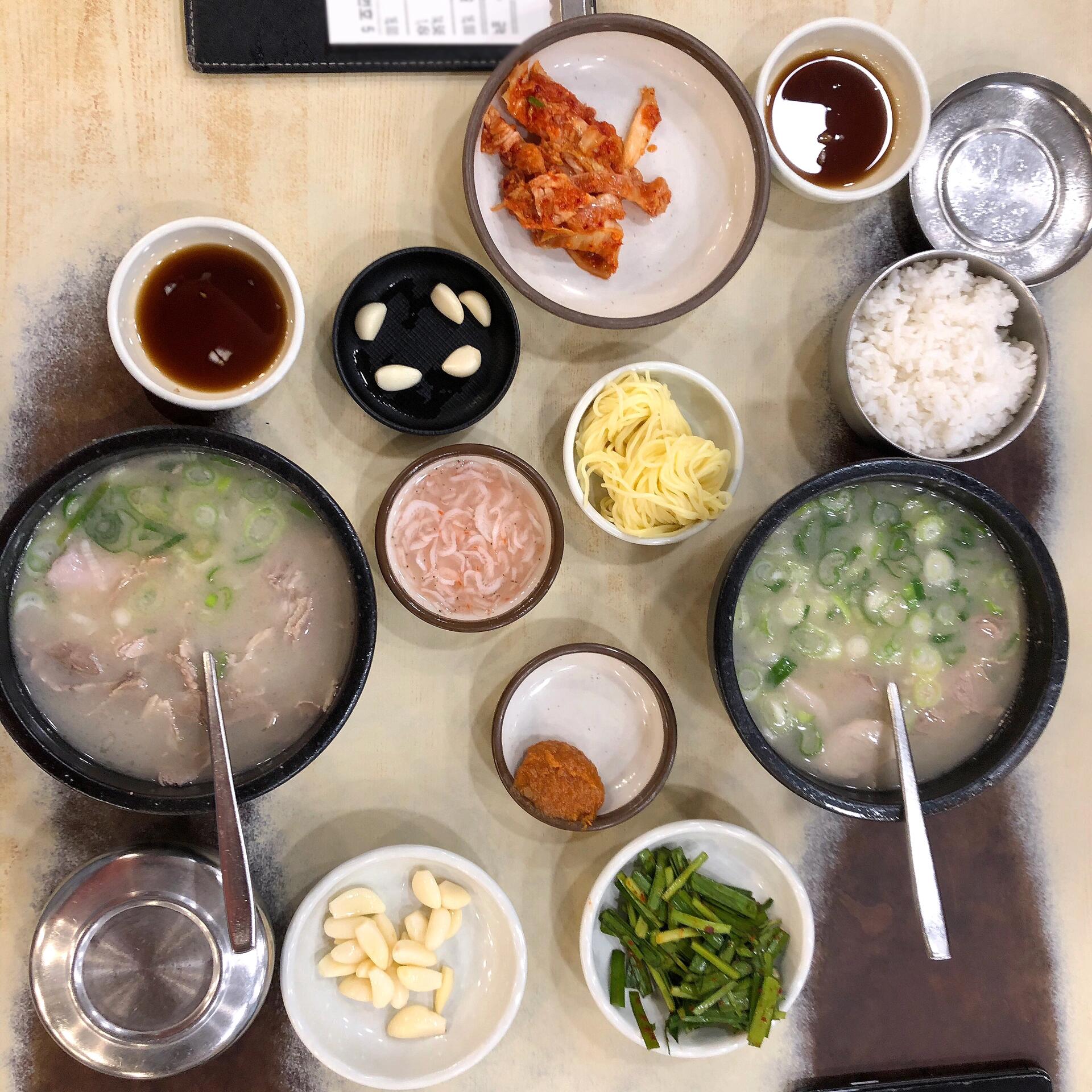 
                        韓國(guó)｜釜山2日游玩路線+美食推薦這次首爾和釜山之旅總共4天，其中在釜山玩了兩天。???住宿推薦：K Guesthouse Seomyeon酒店位于西面，房間雖小但舒適，早上提供免費(fèi)的面包、牛奶和果汁等早餐。行程安排：DAY 1：五六島——廣安里海水浴場(chǎng)——海東龍宮寺——天空膠囊列車(chē)——海云臺(tái)DAY 2：甘川文化村——松島龍宮云橋——海云臺(tái)——白淺灘文化村——札嘎其市場(chǎng)，BIFF廣場(chǎng)，富平罐頭市場(chǎng)因?yàn)樘貏e喜歡海云臺(tái)，所以第二天的行程做了些調(diào)整。其他景點(diǎn)的詳細(xì)信息之前的筆記里都有哦。札嘎其市場(chǎng)（?????）：?? ?? ?????? 52BIFF廣場(chǎng)（BIFF??）：?? ?? ???6? 117-1富平罐頭市場(chǎng)（????）：?? ?? ??1? 48釜山的美食真是讓人流連忘返，以下兩家店是我覺(jué)得性?xún)r(jià)比超高且不踩雷的選擇。海云臺(tái)31cm海鮮刀削面 ??這家店在釜山有多家分店，我們?nèi)サ氖菑V安店。各種貝類(lèi)海鮮搭配刀削面，湯頭鮮美，略帶辣味，面條筋道，分量十足。一人份僅需9500韓幣，性?xún)r(jià)比超高！??店名：海云臺(tái)31cm海鮮刀削面廣安店 ???31cm????? ?????營(yíng)業(yè)時(shí)間：11:00 - 22:00（最后點(diǎn)單時(shí)間21:00）地址：?? ??? ??? 144松亭3代豬肉湯飯 ??豬肉湯飯是釜山的特色美食之一，這家店24小時(shí)營(yíng)業(yè)，8500韓幣一份，味道絕佳，肉量充足。可以根據(jù)個(gè)人口味添加韭菜、蝦醬、辣椒等調(diào)料，特別推薦他們家的蘸肉醬汁，酸甜可口。之前在釜山還嘗試了另一家豬肉湯飯，結(jié)果大失所望，還是這家最贊！店名：松亭3代豬肉湯飯 ??3?????營(yíng)業(yè)時(shí)間：24小時(shí)地址：????? ???? ???68?? 33#韓國(guó)旅游 #釜山 #釜山美食 #釜山旅行 #釜山攻略 #韓國(guó)旅行 #韓國(guó)美食 ???