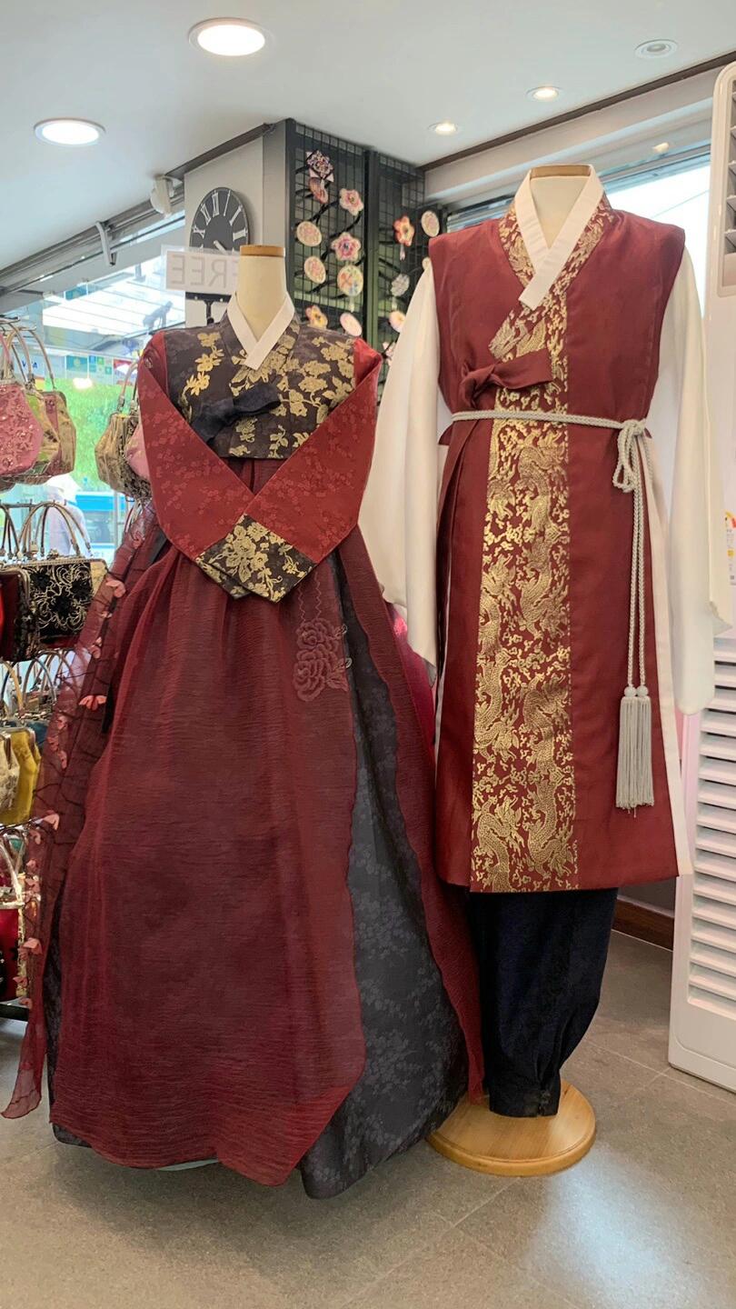 
                        景福宮韓服情侶穿搭指南????哈嘍大家～這里是YES韓服！今天要和大家分享的是情侶韓服穿搭哦^^ 在YES韓服，我們精心挑選了最受女生歡迎的色彩和男生最?lèi)?ài)的款式，打造出完美的情侶look～最近首爾的天氣真是熱到不行，男生們也更傾向于選擇清涼色系的韓服～這款男士韓服是YES韓服的獨(dú)家設(shè)計(jì)，其他地方可是找不到的哦^^ 穿上它，涼爽又時(shí)尚～女生的韓服款式多樣，可以隨意搭配出屬于你們的情侶look～快來(lái)體驗(yàn)?zāi)阆矚g的韓服，讓你的韓服之旅成為甜蜜約會(huì)的美好回憶吧～????YES韓服的獨(dú)特之處????1??店內(nèi)所有韓服都是由兩位店長(zhǎng)小姐姐親手制作的哦～?? 每件韓服都飽含了她們的滿滿心意^_^2??店內(nèi)環(huán)境超級(jí)干凈～！?? 每天都會(huì)對(duì)客人穿過(guò)的衣服和飾品進(jìn)行清洗和保養(yǎng)～??3??支持中文、英文、韓文和日文服務(wù)～??4??最重要的是～！??我們的店長(zhǎng)小姐姐們超級(jí)溫柔親切～有任何問(wèn)題都可以隨時(shí)溝通哦～????體驗(yàn)小貼士????1??景福宮每周二閉館，計(jì)劃前往的朋友們記得避開(kāi)周二哦。2??韓服種類(lèi)及價(jià)格調(diào)整??（有優(yōu)惠哦～！）? 女生高檔韓服：2小時(shí)/25000-35000韓元不等? 王后款式：2小時(shí)/35000韓元*女生價(jià)格包含內(nèi)襯裙、發(fā)飾、包包，之前額外收費(fèi)的項(xiàng)目現(xiàn)在都包含在內(nèi)，更加優(yōu)惠哦！? 男生韓服：2小時(shí)/20000-30000韓元? 小孩子韓服：? 女孩：2小時(shí)/15000-25000韓元? 男孩：2小時(shí)/10000-20000韓元3??提供免費(fèi)盤(pán)發(fā)服務(wù)，但不提供化妝和拍攝服務(wù)哦～^_^4??提供韓服坡跟鞋和其他飾品（帽子、包包等），價(jià)格在3000-5000韓元不等～5??租賃時(shí)間以2小時(shí)為基礎(chǔ)（預(yù)約贈(zèng)送1小時(shí)體驗(yàn)時(shí)間）～如超時(shí)，費(fèi)用按每2小時(shí)5000韓元（約30元）計(jì)算哦～^_^#景福宮 #韓服 #韓服體驗(yàn) #情侶穿搭