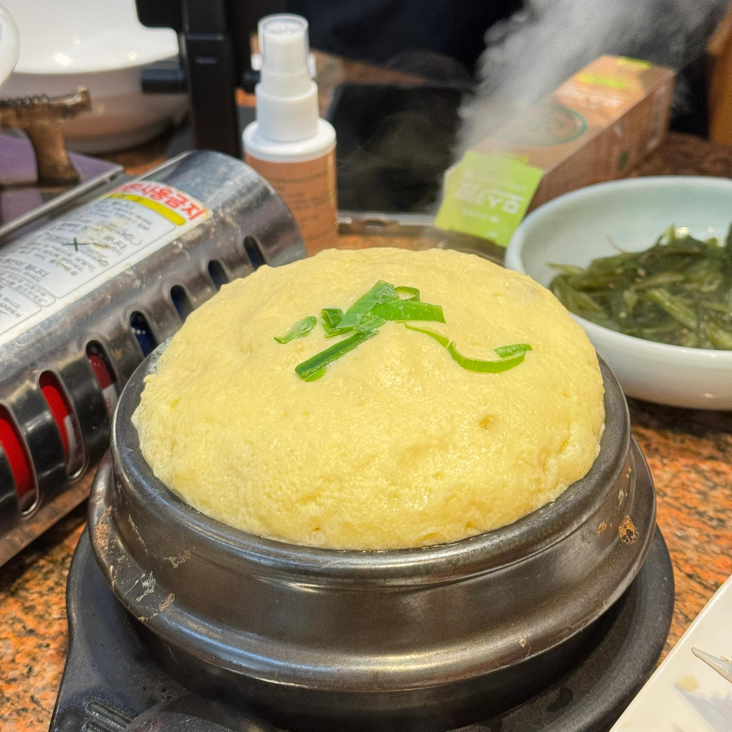 
                        首爾美食探店指南???在首爾，芝士辣炒雞肉、燉排骨、豬蹄、烤五花肉、醬蟹、辣雞爪、海鮮餅、炸雞等美食真的是讓人欲罷不能，絕對(duì)值得一試！店鋪推薦1?? ????? ??100+/人這家位于梨泰院的店是《梨泰院Class》的取景地，芝士辣炒雞肉和燉排骨是必點(diǎn)的美味！2?? Myth豬蹄 (明洞店)蒜香味豬蹄和五花肉是這里的招牌！店員是東北人，交流無(wú)障礙。我們6個(gè)人喝一瓶米酒，結(jié)果被店員嫌棄了，哈哈。3?? ??? ???（梨泰院）推薦這里的烤肉和八爪魚(yú)，兩人份起點(diǎn)，200g只需3W韓元，小菜也非常美味。4?? 普樂(lè)醬蟹 (新沙店) ??300/人這家醬蟹店連Super Junior都來(lái)過(guò)，辣味醬蟹真的是一絕！即使平時(shí)不吃生鮮的我也被征服了，海鮮餅和蒸蛋也非常好吃！關(guān)于住宿建議大家住在弘大附近，這里逛街、吃飯、交通都很方便，還能偶遇很多180+的帥氣小哥哥，簡(jiǎn)直是視覺(jué)享受！關(guān)于交通在便利店購(gòu)買(mǎi)Tmoney卡，可以直接充值，地鐵和公交都能刷，非常方便。余額可以退費(fèi)，但需支付500韓元手續(xù)費(fèi)。出租車(chē)費(fèi)用略高于上海。#首爾 #美食 #弘大 #明洞 #梨泰院 #韓國(guó)旅行 #美食探店 ????