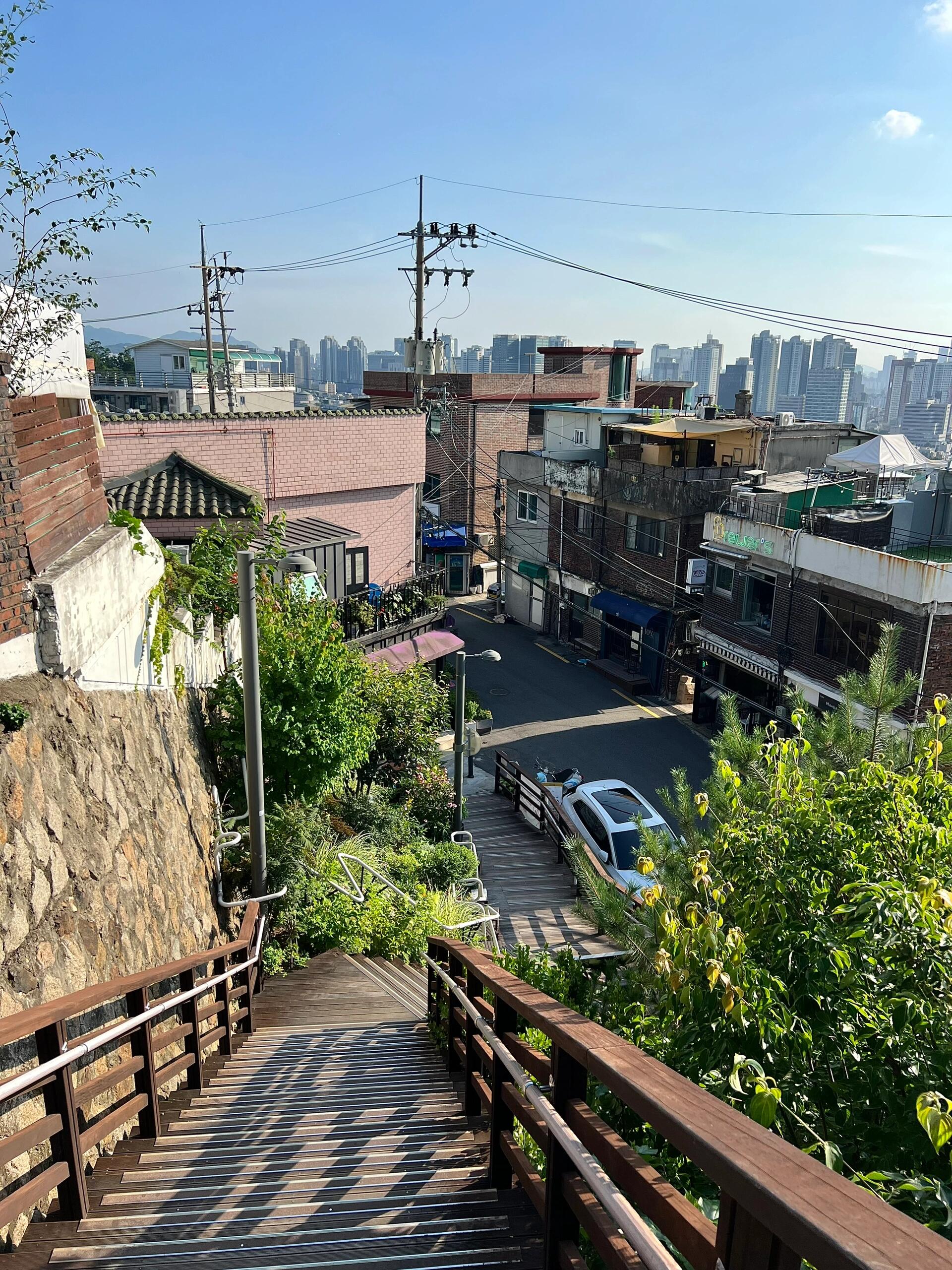 
                        ?? 梨泰院必打卡的攝影圣地咖啡館 ??Cliff咖啡廳?? ?? ??? ???20? 43 1?這家咖啡館擁有四層樓的絕佳空間，還有一個可以遠眺的露臺哦！??（見圖4）在咖啡廳的旁邊，你可以捕捉到那條經(jīng)典的坡路美景，還能一覽南山塔（首爾塔）的迷人輪廓，以及首爾的城市風光（圖3），簡直是視覺盛宴！而且這里還是觀賞日落的最佳地點，絕對值得推薦給追求完美機位的你！??#梨泰院 #咖啡館探店 #首爾咖啡 #Cafe #首爾打卡 #日落美景 #首爾旅游 #韓國風光 #攝影愛好者 #美圖分享